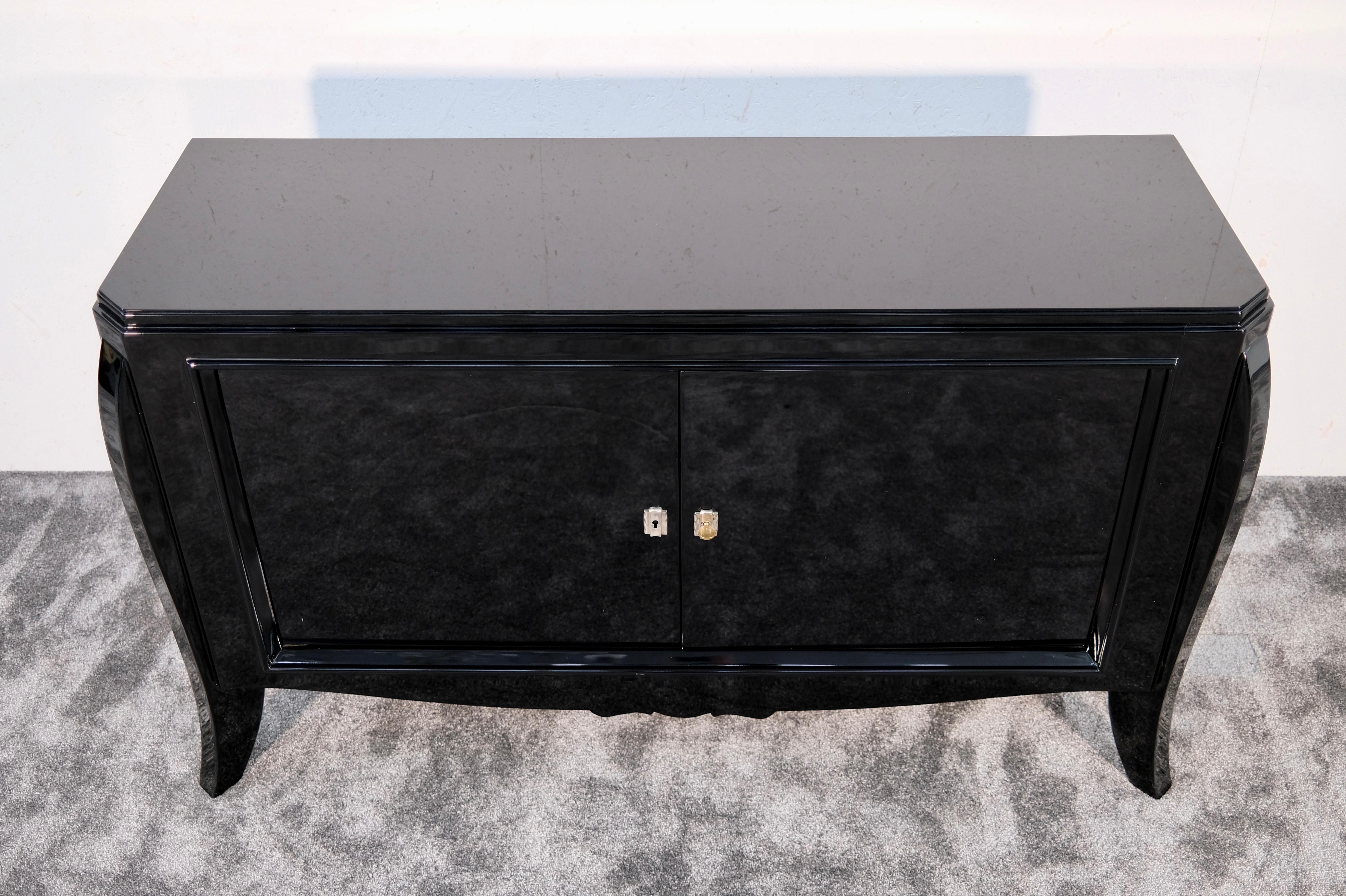 Faggio Credenza Art Deco francese degli anni '30 in lacca nera con piedi curvi e due ante in vendita