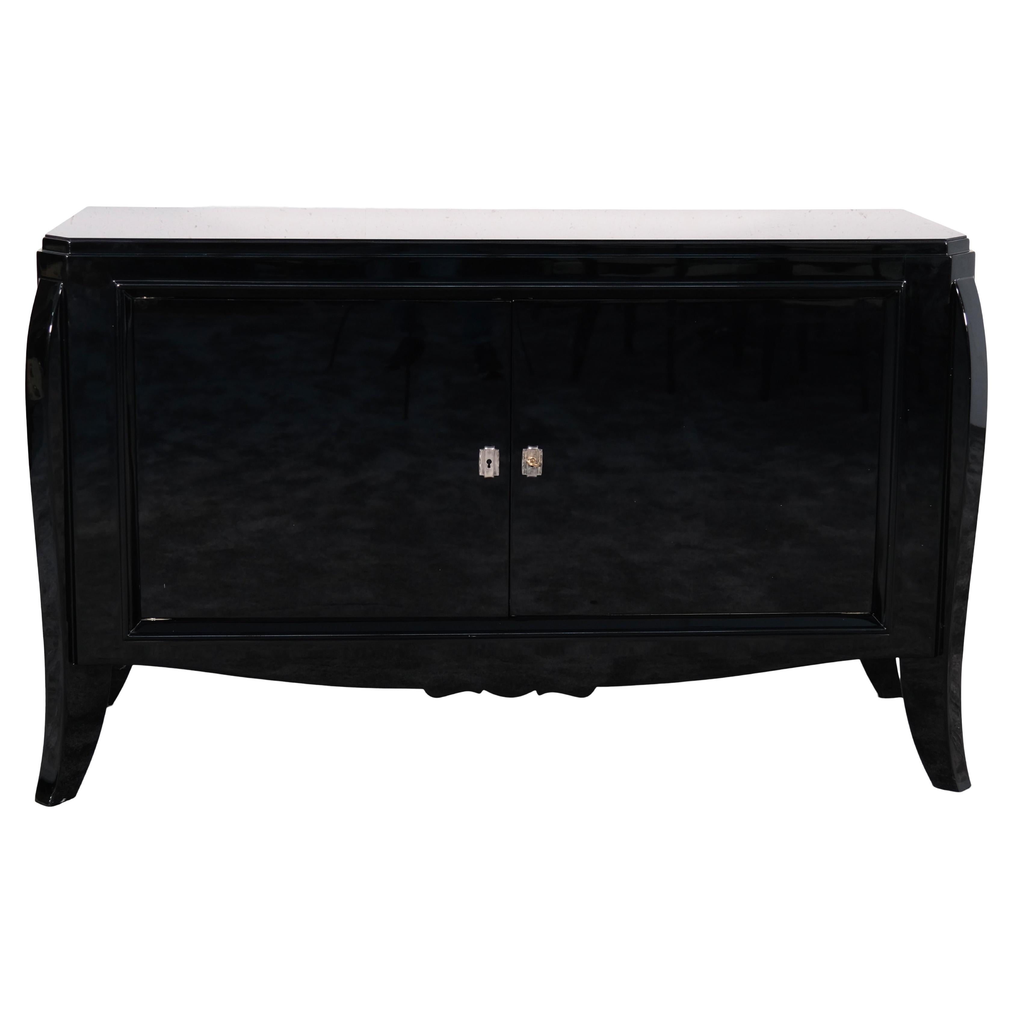 Credenza Art Deco francese degli anni '30 in lacca nera con piedi curvi e due ante in vendita