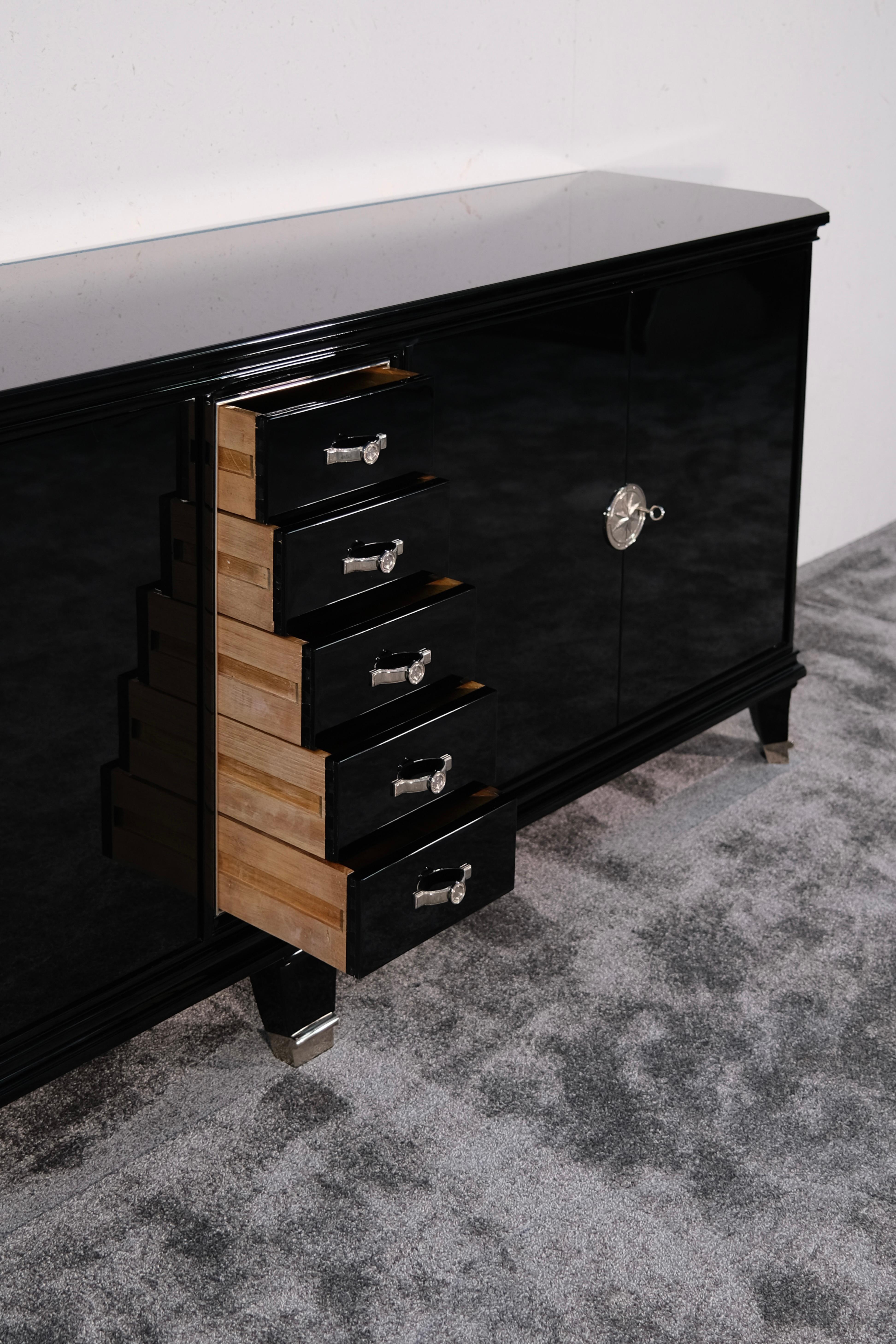 Credenza Art Deco francese degli anni '30 in lacca nera con cassetti e stelle nichelate in vendita 2