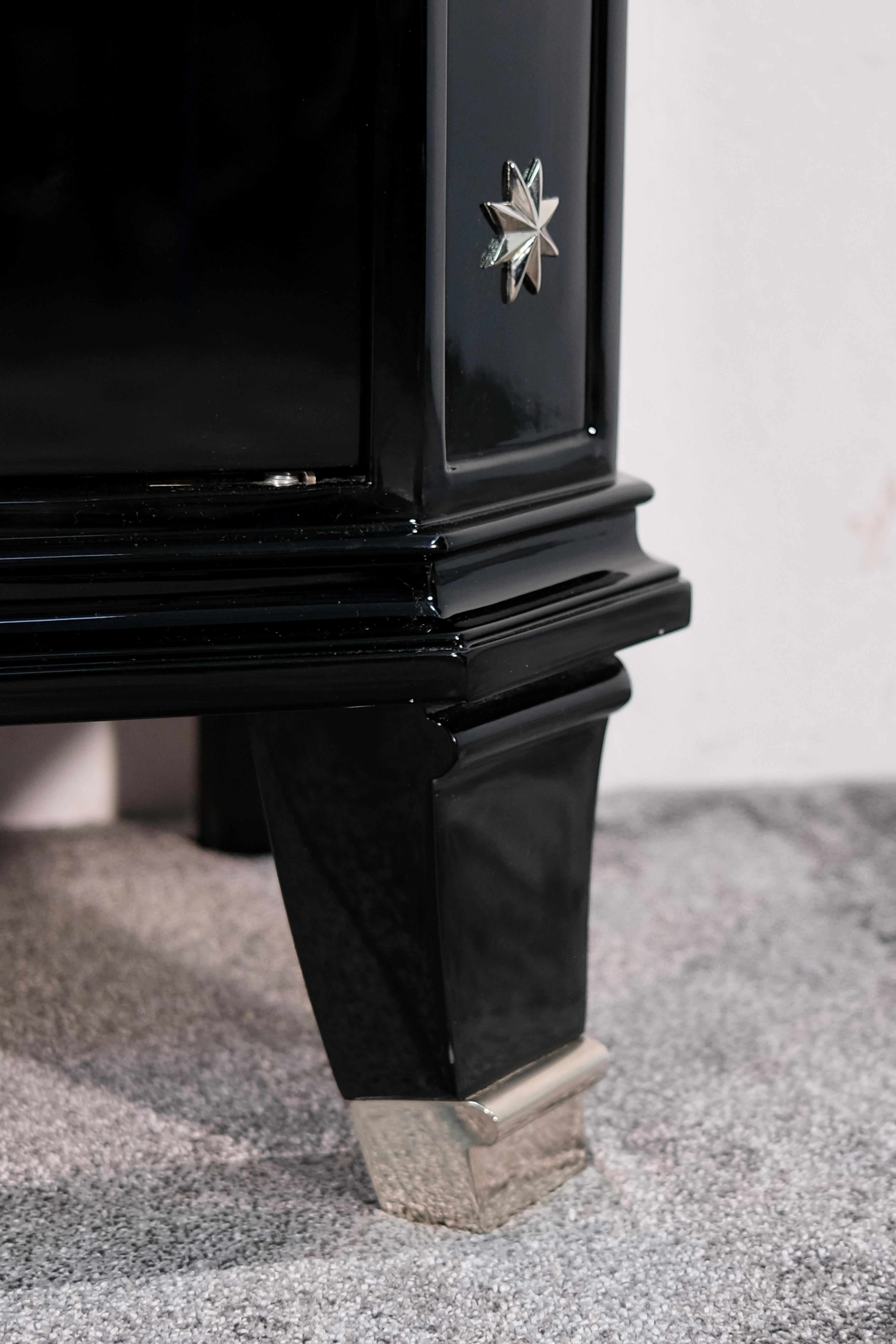 Credenza Art Deco francese degli anni '30 in lacca nera con cassetti e stelle nichelate in vendita 3