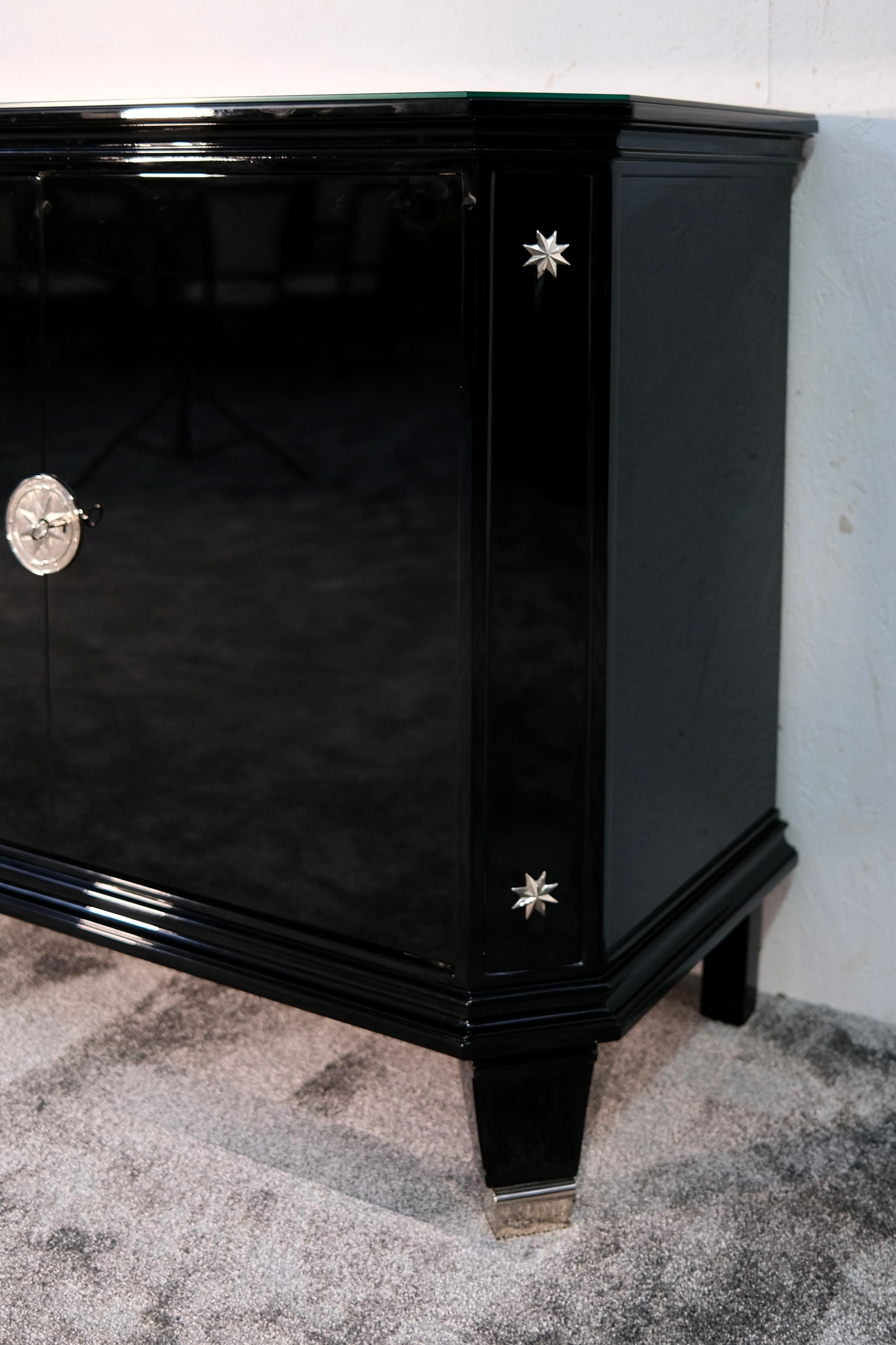 Credenza Art Deco francese degli anni '30 in lacca nera con cassetti e stelle nichelate in vendita 4