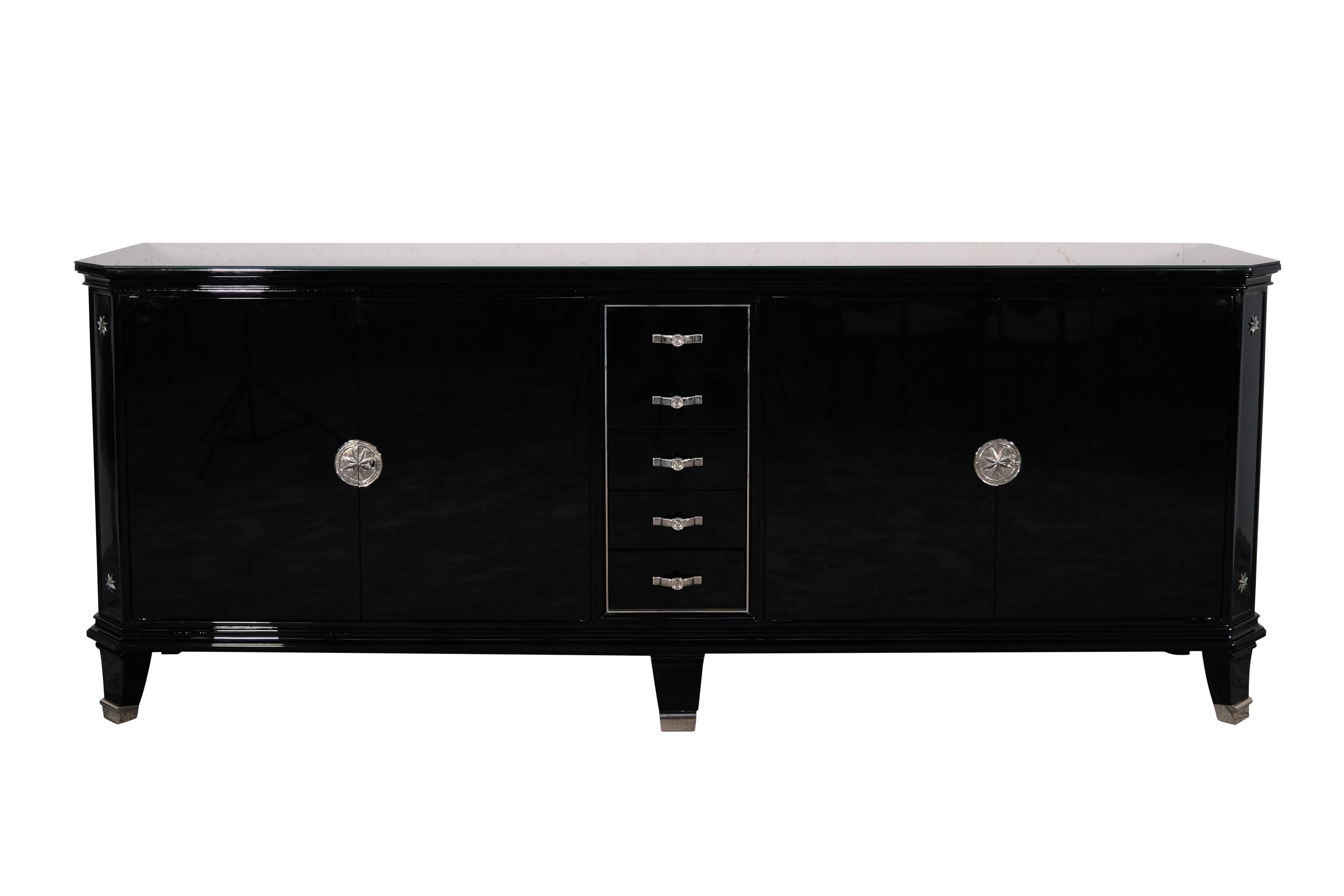 Presenza imponente in qualsiasi interno raffinato, questa credenza originale Art Decor francese degli anni '30 è un raro e luminoso esempio della maestria artigianale e della finezza decorativa dell'epoca. Con la sua sofisticata finitura laccata