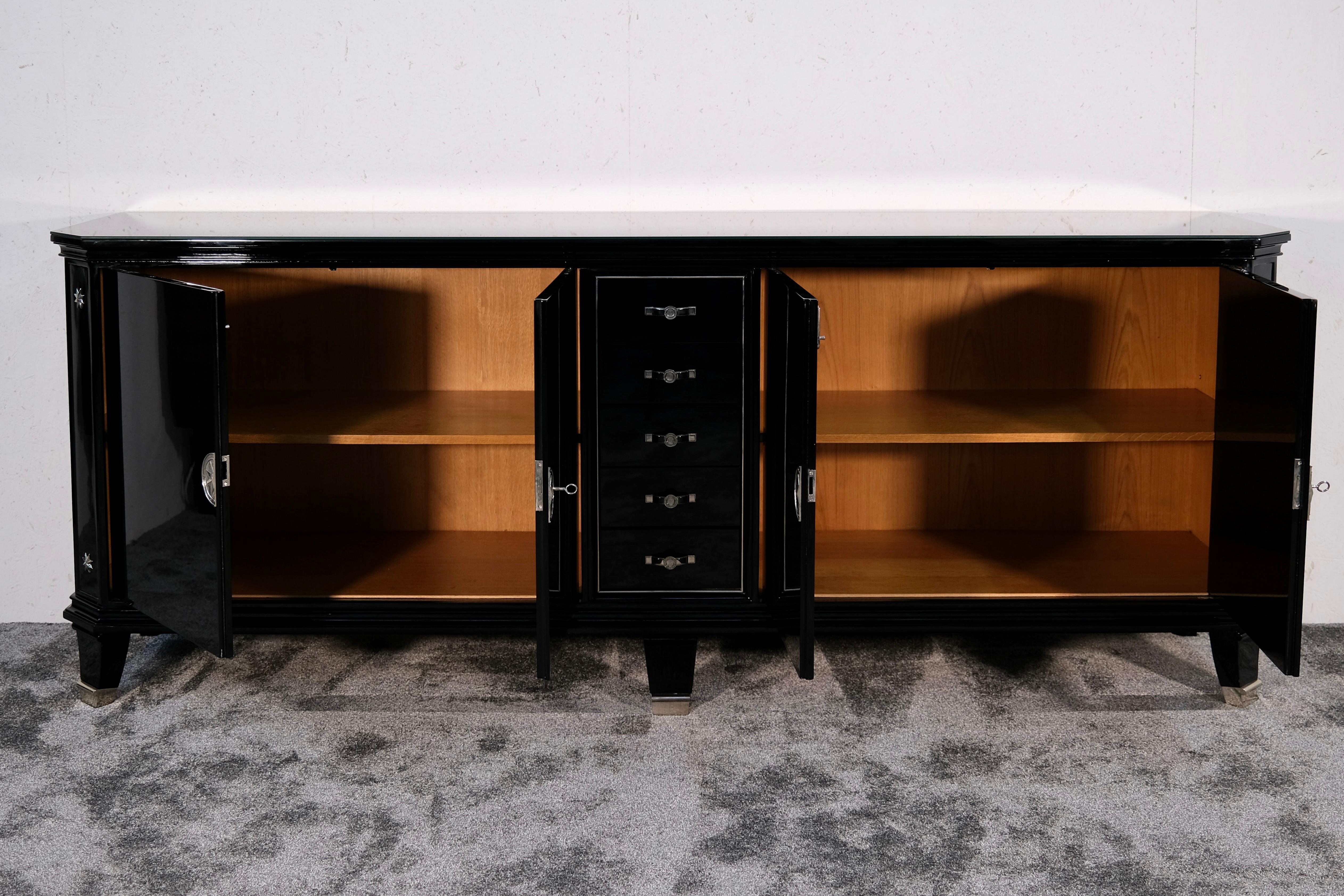 Francese Credenza Art Deco francese degli anni '30 in lacca nera con cassetti e stelle nichelate in vendita