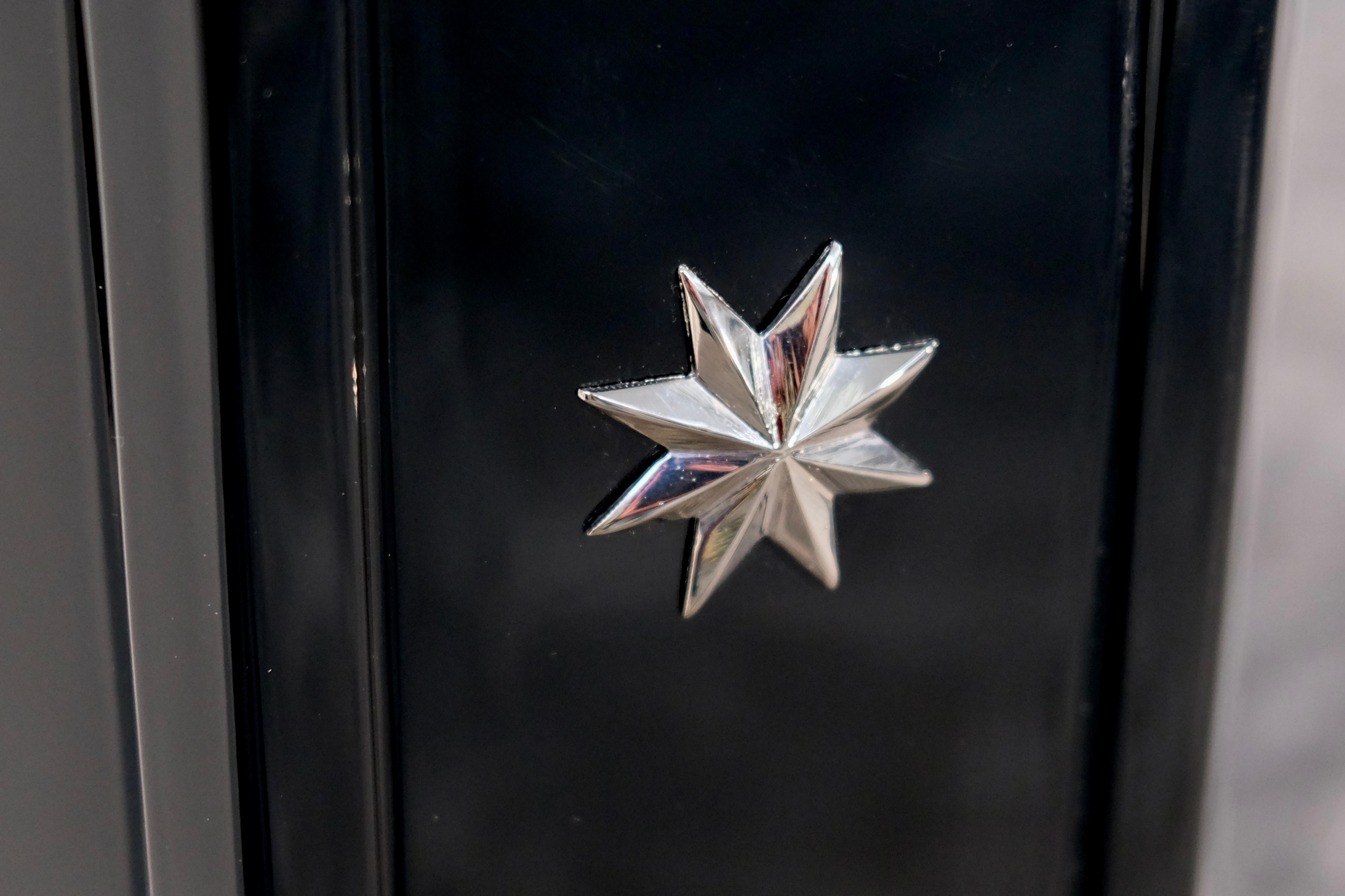 Credenza Art Deco francese degli anni '30 in lacca nera con cassetti e stelle nichelate In condizioni buone in vendita a Ulm, DE