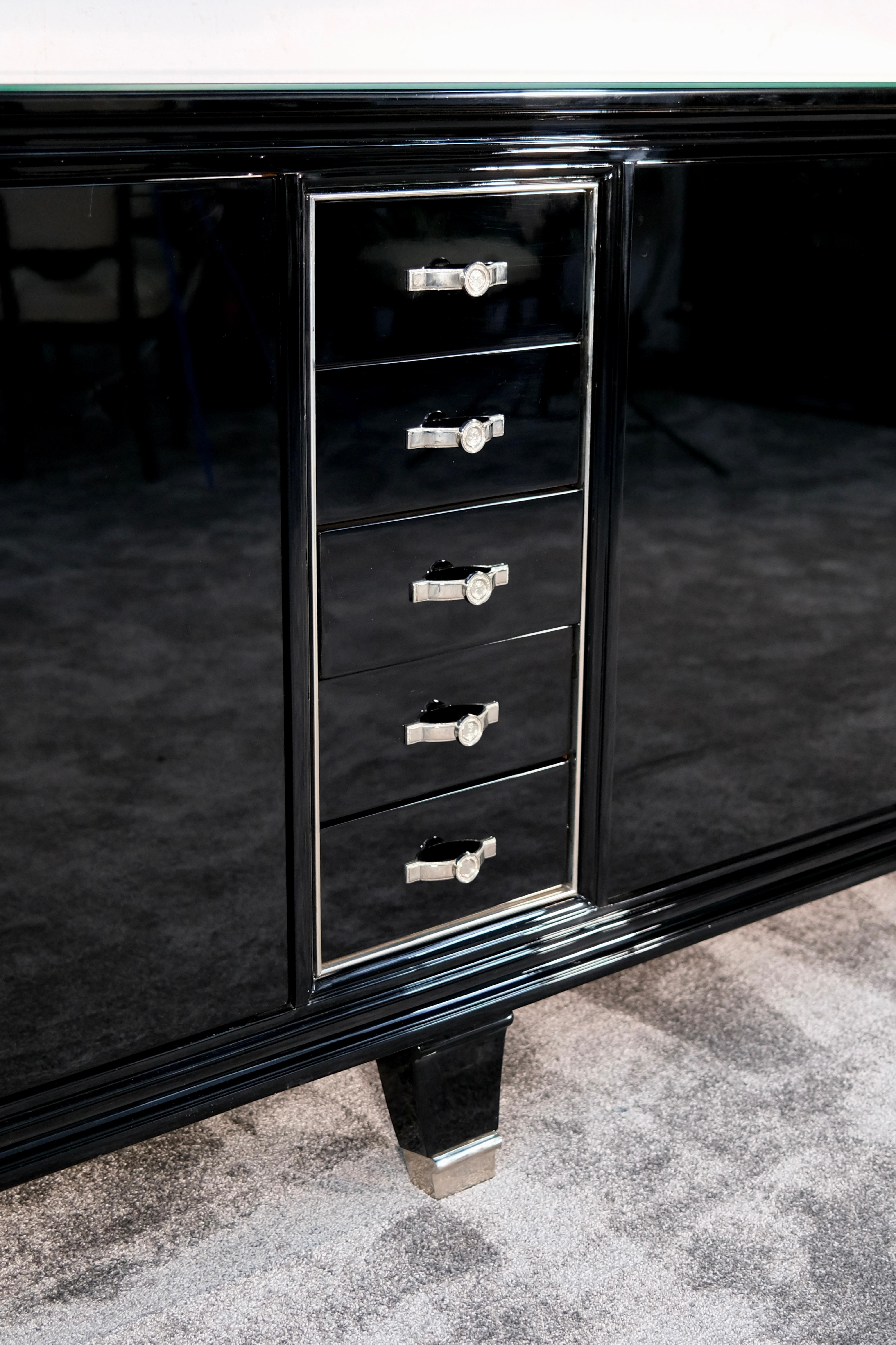 Credenza Art Deco francese degli anni '30 in lacca nera con cassetti e stelle nichelate in vendita 1