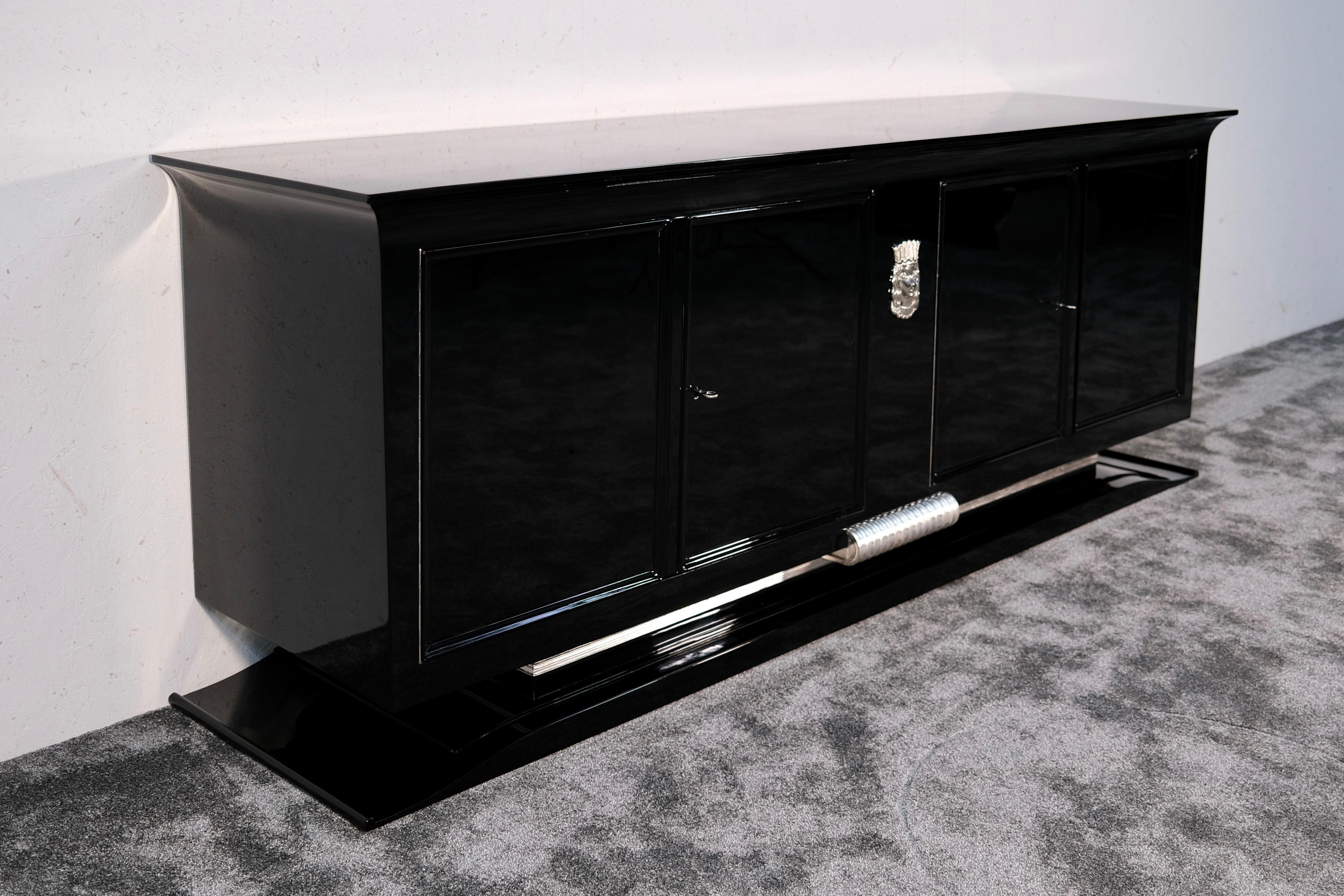 Credenza Art Deco francese degli anni '30 in lacca nera con stemma nichelato in vendita 2