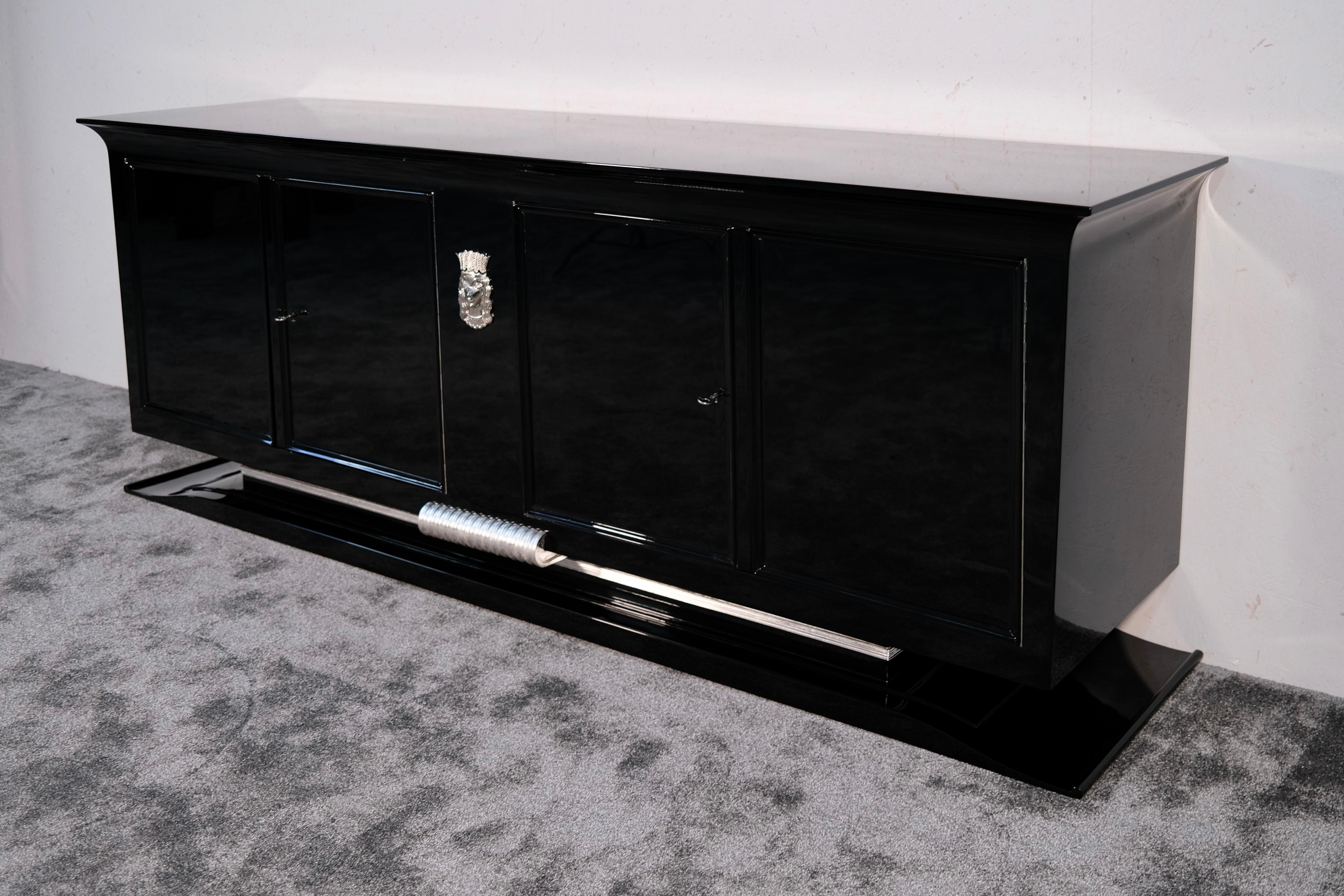 Credenza Art Deco francese degli anni '30 in lacca nera con stemma nichelato in vendita 3