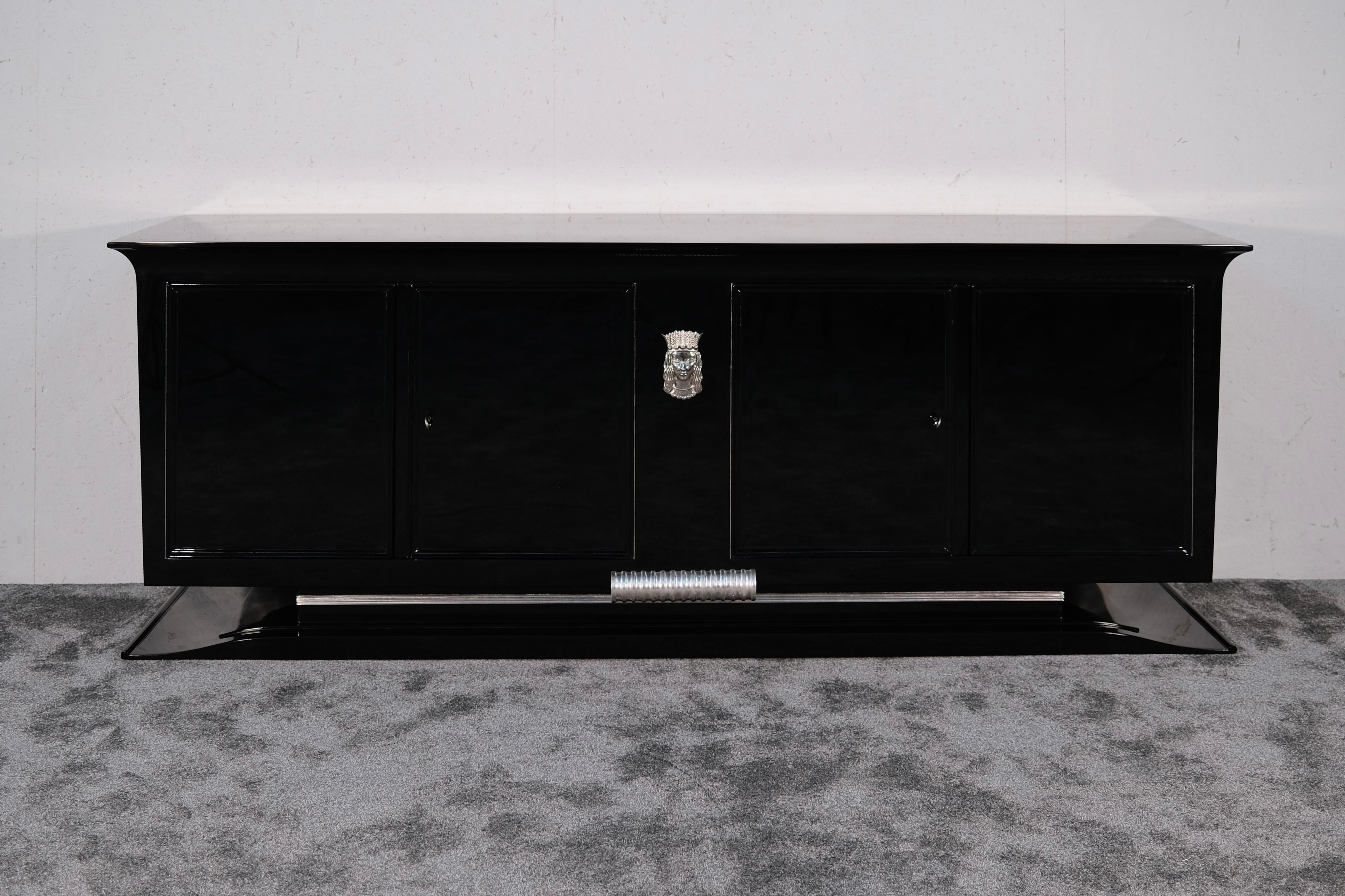Questa eccezionale credenza francese Art Déco degli anni '30 è una masterclass di raffinata eleganza e design scultoreo. Con un'impressionante larghezza di 240 cm, un'altezza di 91 cm e una profondità di 59 cm, questo pezzo raro non è solo una
