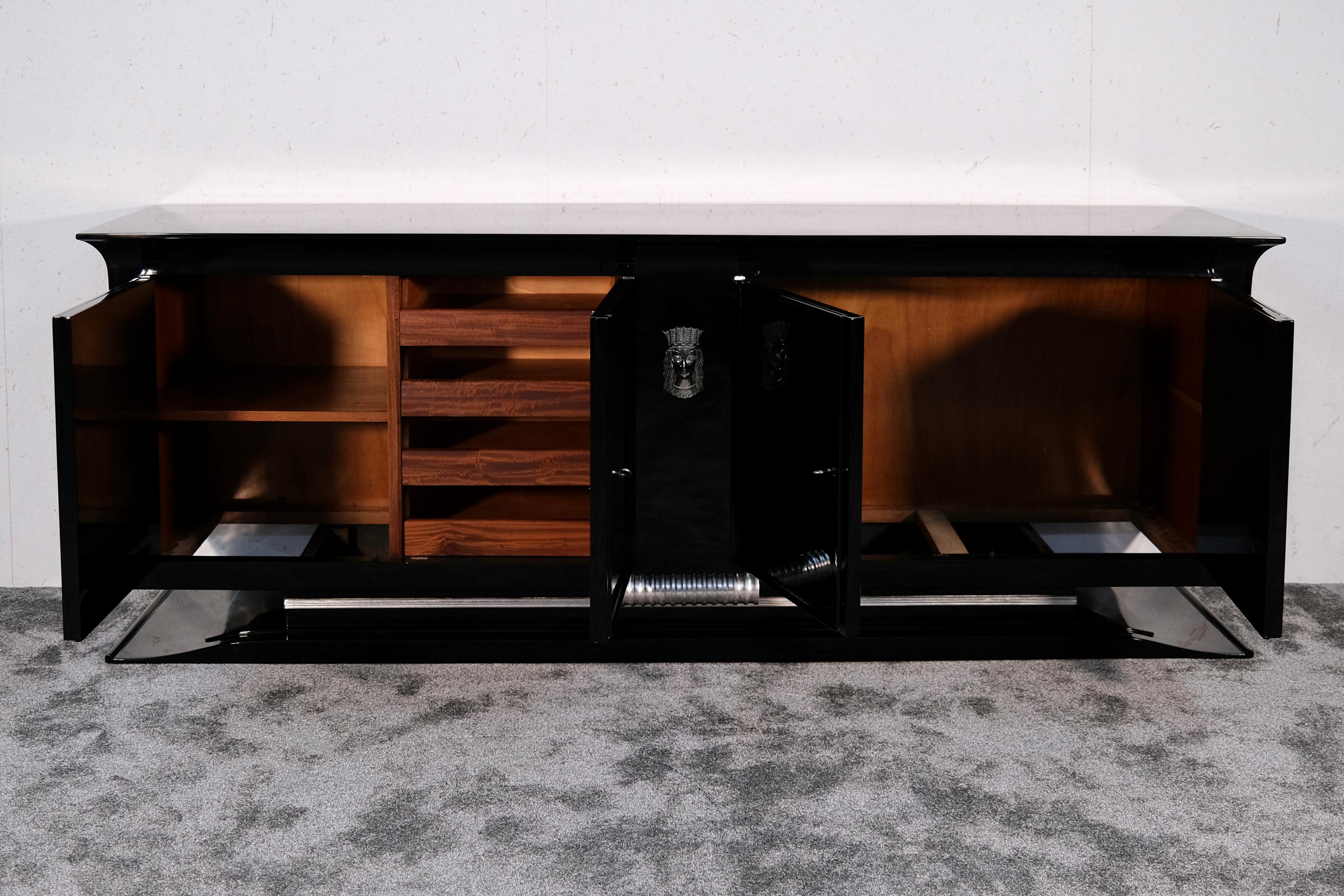 Art Déco Credenza Art Deco francese degli anni '30 in lacca nera con stemma nichelato in vendita
