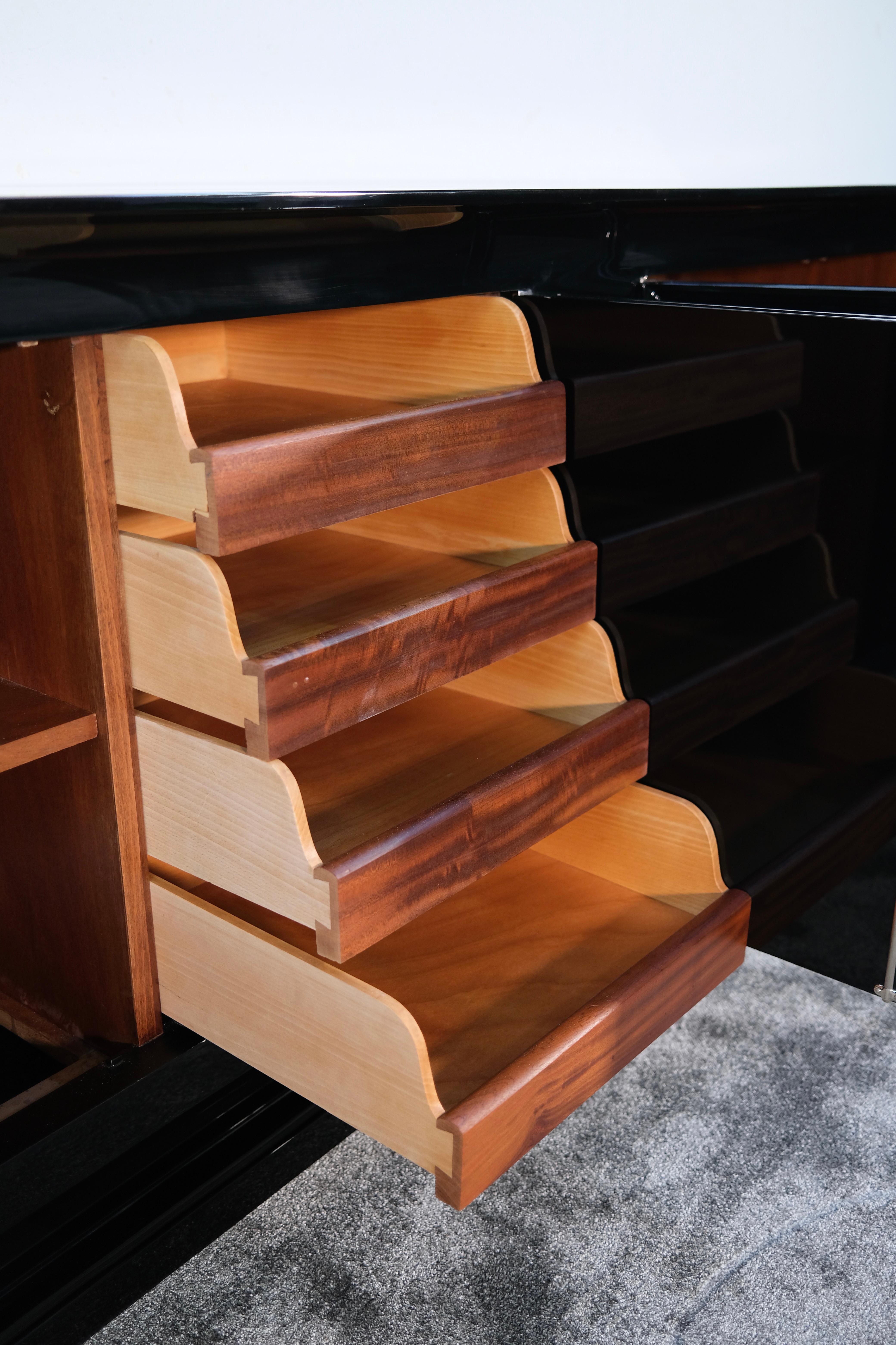 Francese Credenza Art Deco francese degli anni '30 in lacca nera con stemma nichelato in vendita