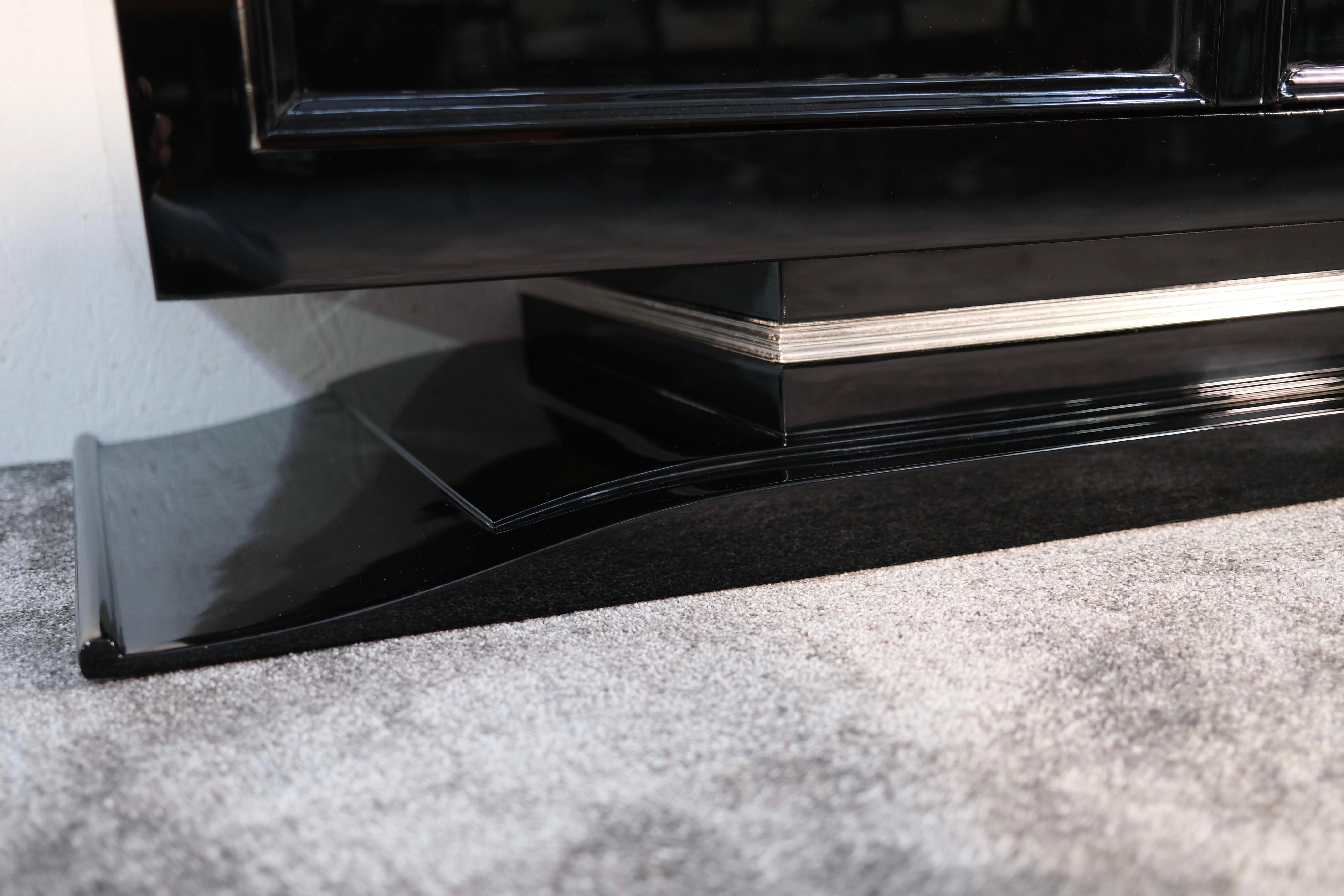 Lacca Credenza Art Deco francese degli anni '30 in lacca nera con stemma nichelato in vendita