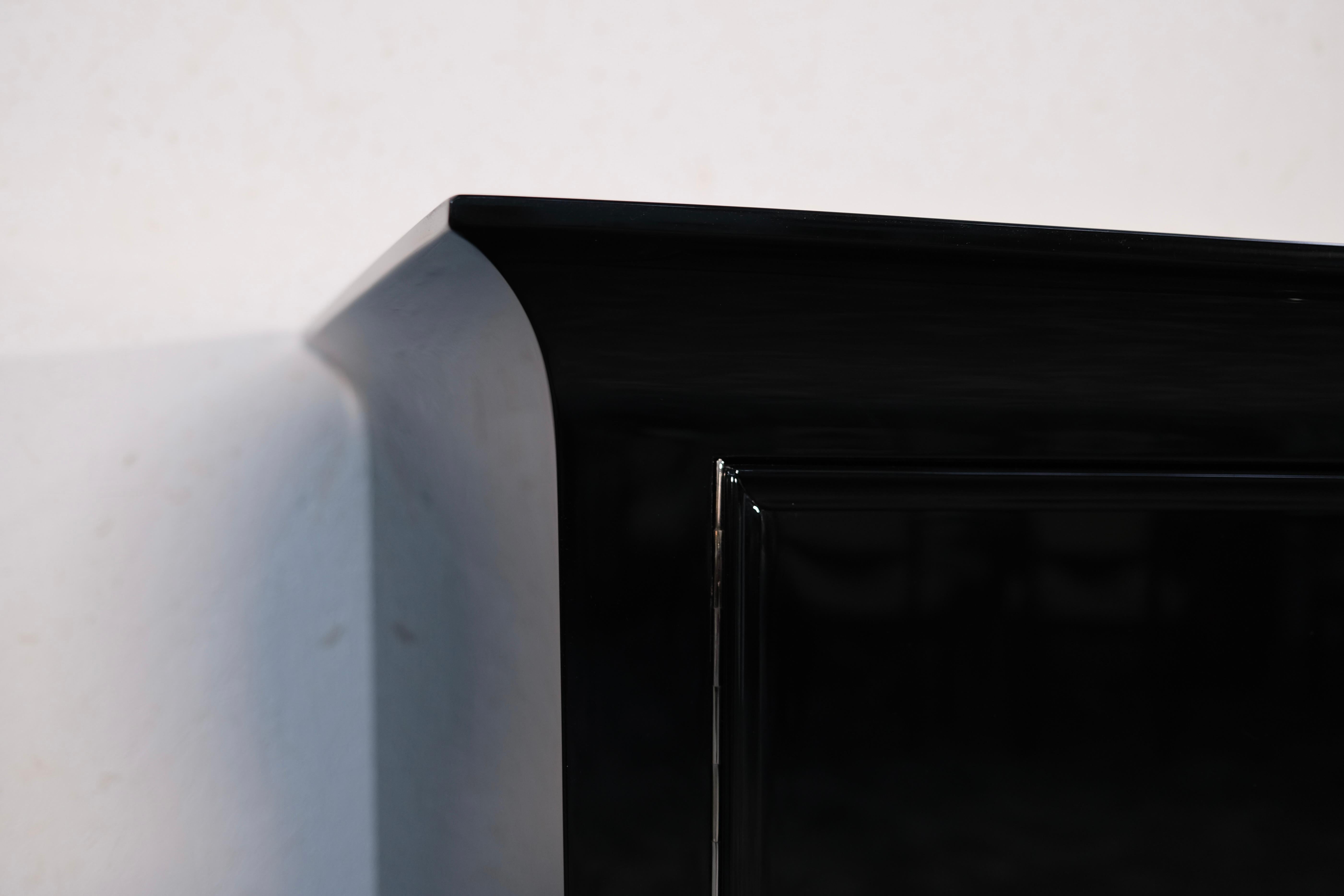 Credenza Art Deco francese degli anni '30 in lacca nera con stemma nichelato in vendita 1