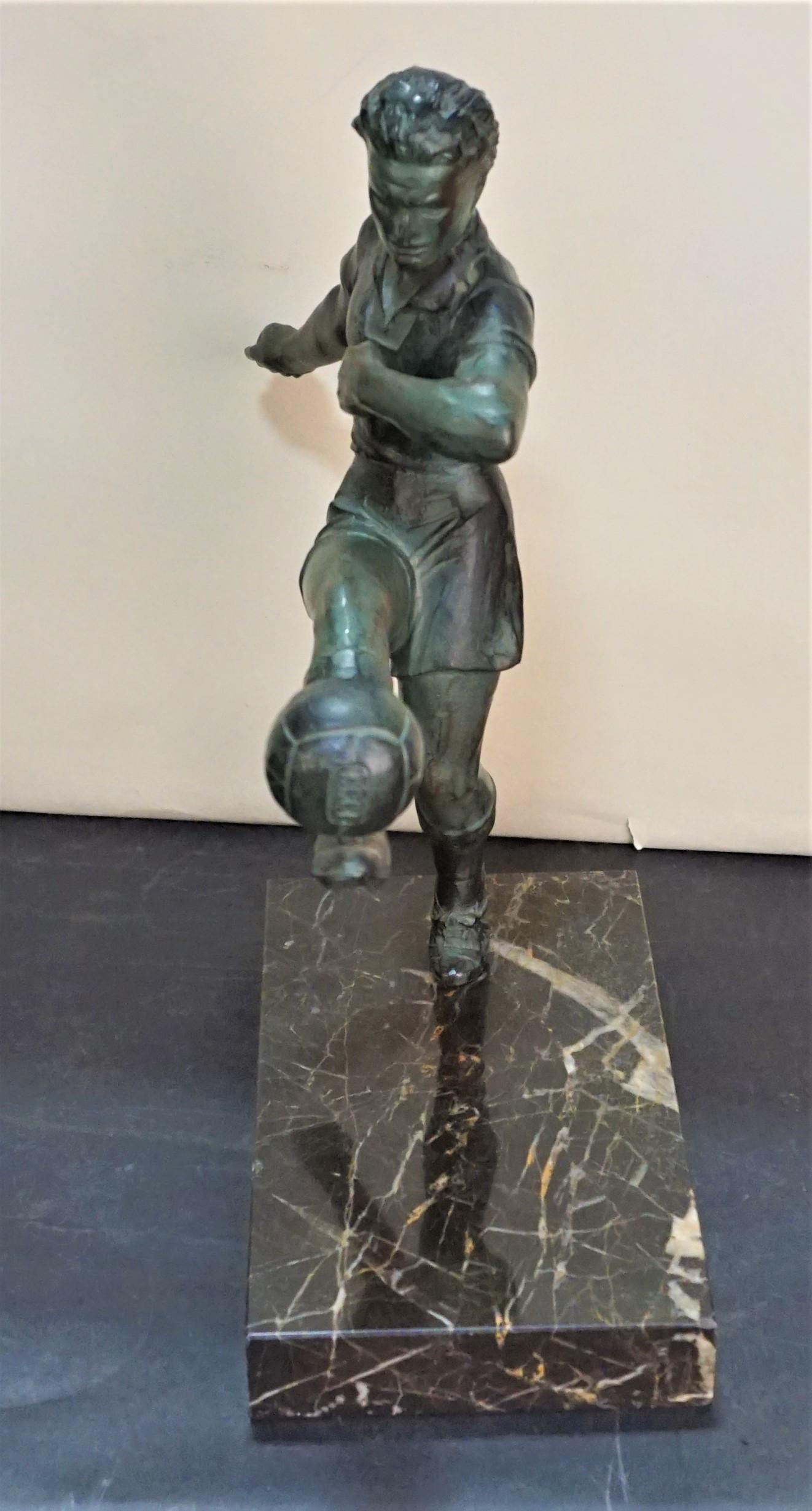Französische Art-Déco-Skulptur eines Fußballspielers aus den 1930er Jahren mit schwarz-grüner Patina und Marmorsockel 

 