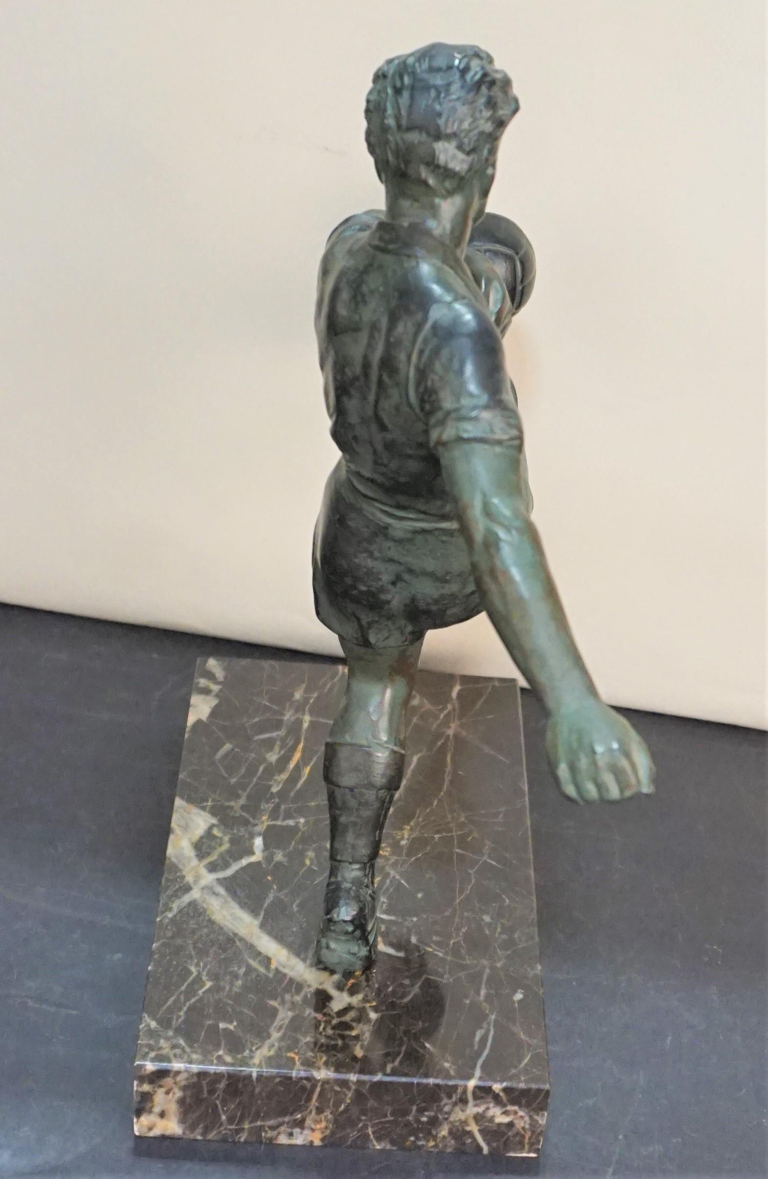 Französische 1930er Art Deco Fußball oder Fußballspieler Skulptur (Patiniert)