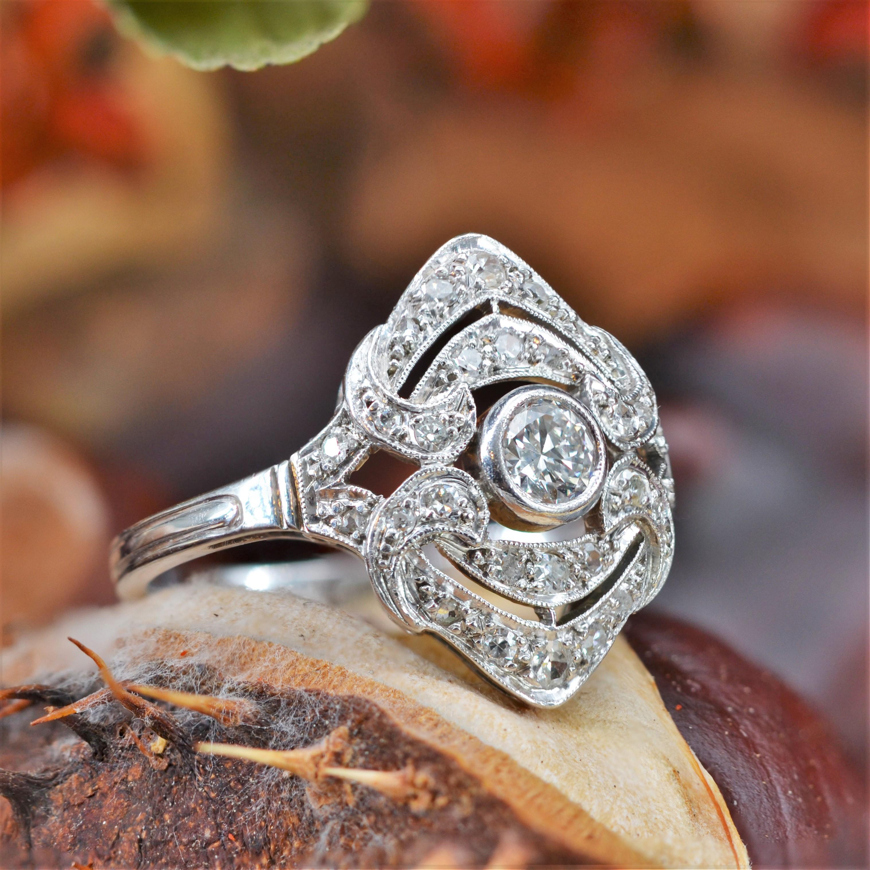 Anello francese anni '30 in stile Art Deco con diamanti in oro bianco 18 carati in vendita 5