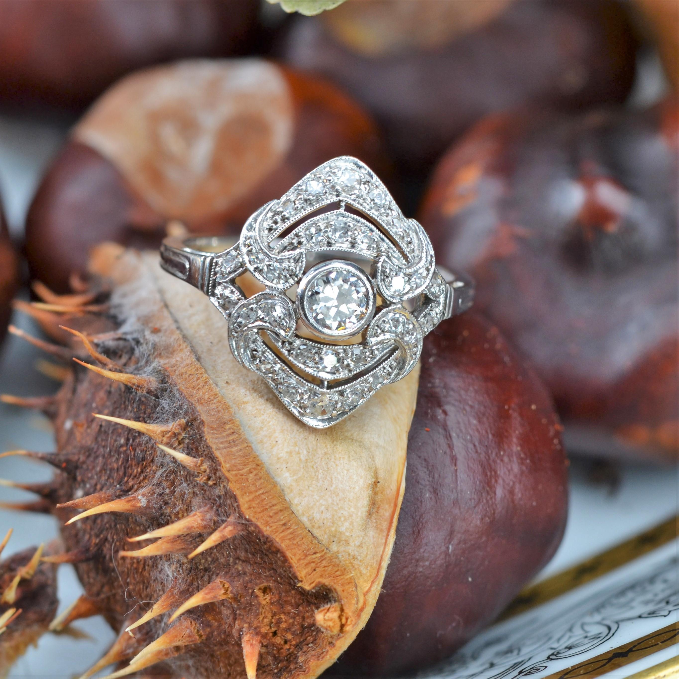 Anello francese anni '30 in stile Art Deco con diamanti in oro bianco 18 carati in vendita 7