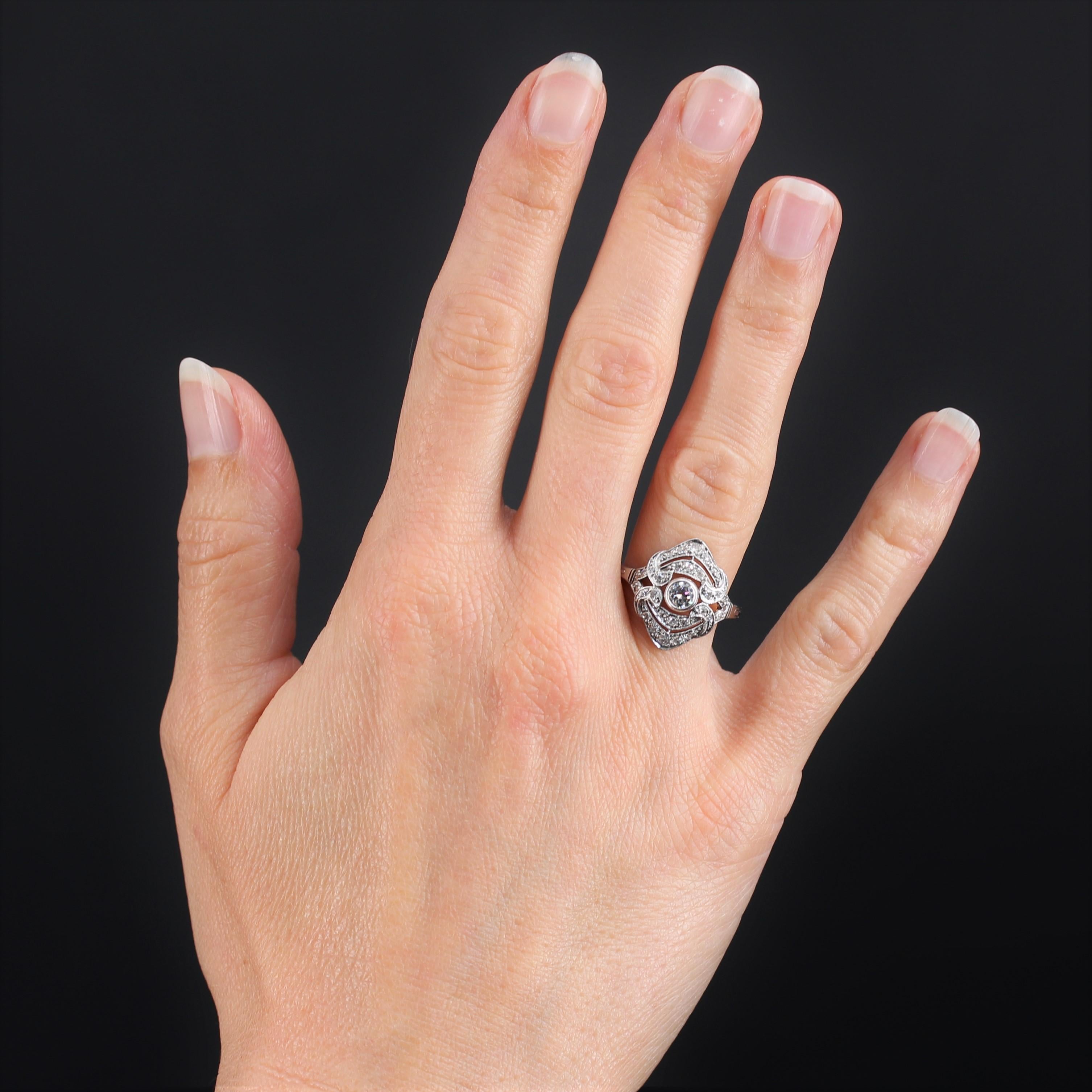 Ring in 18 karat white gold, eagle head hallmark and platinum, dog head hallmark.
Presenting a diamond-shaped setting that follows the curve of the finger, this lovely antique ring is adorned in the center with a brilliant-cut diamond in closed