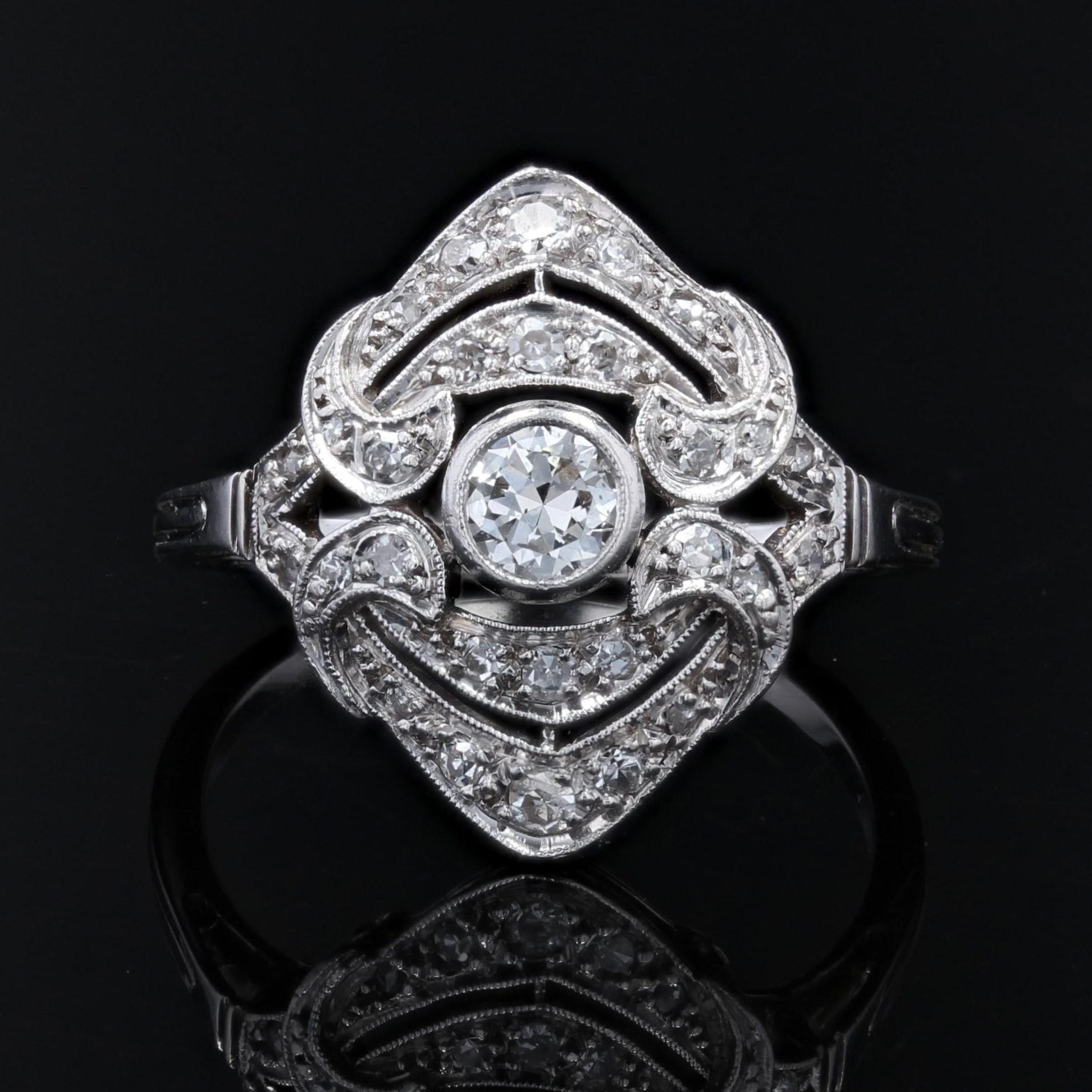 Art Déco Anello francese anni '30 in stile Art Deco con diamanti in oro bianco 18 carati in vendita