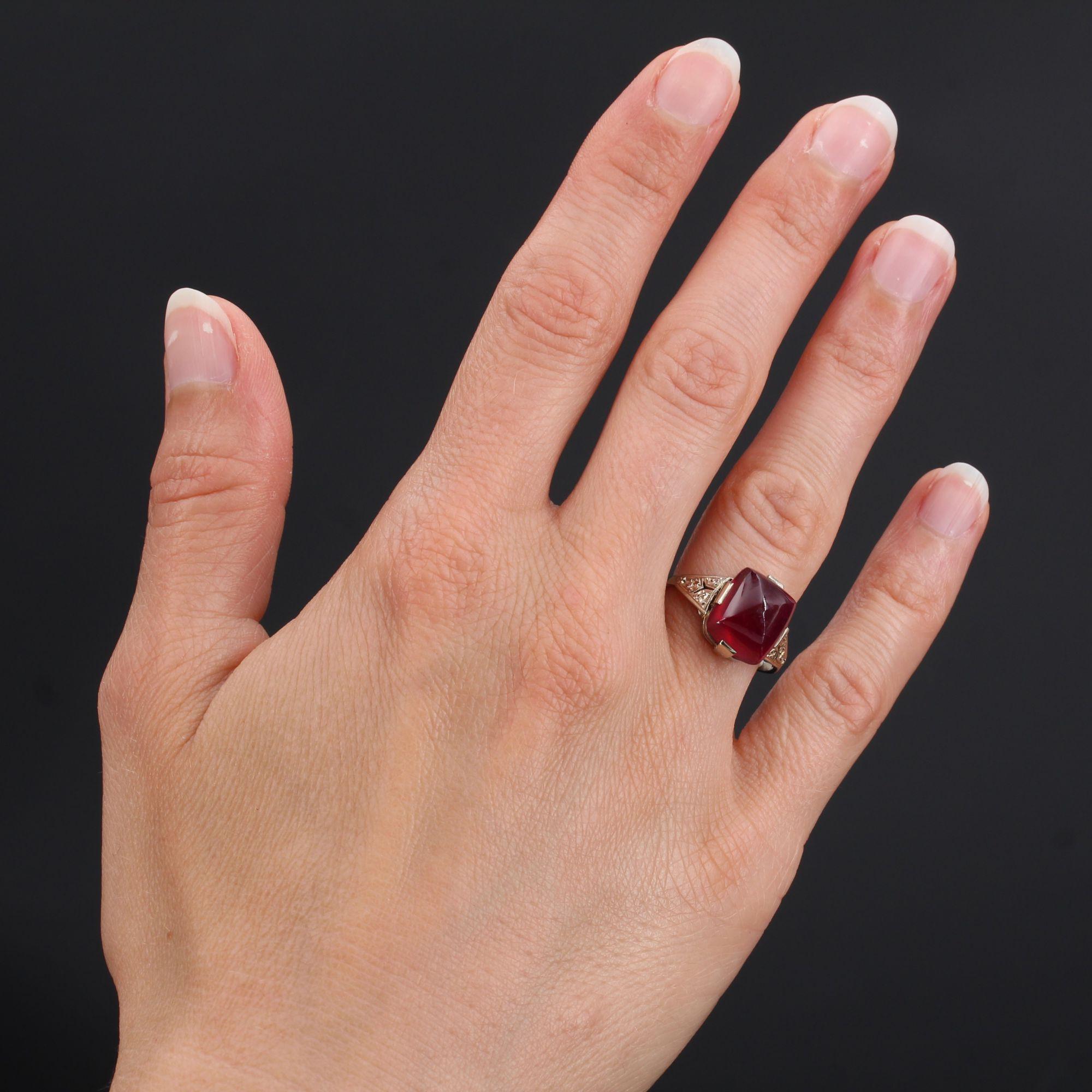 Ring in 18 karat white gold, eagle's head hallmark.
Beautiful art deco ring, it is adorned on its top with a treated sugar loaf ruby retained by 4 large claws. On both sides, an openwork triangular pattern is chiseled.
Ruby weight : approximately