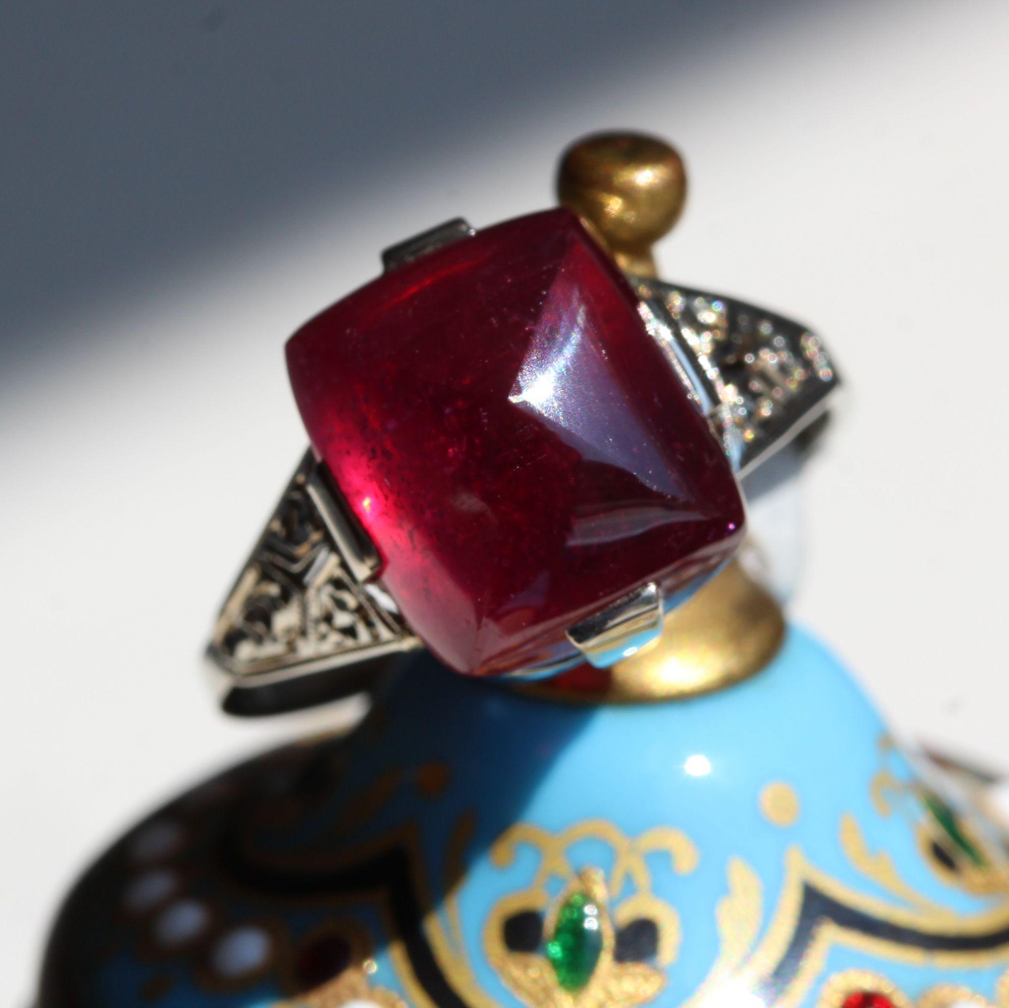 French 1930s Art Deco Sugar Loaf Ruby Diamond 18 Karat White Gold Ring 3