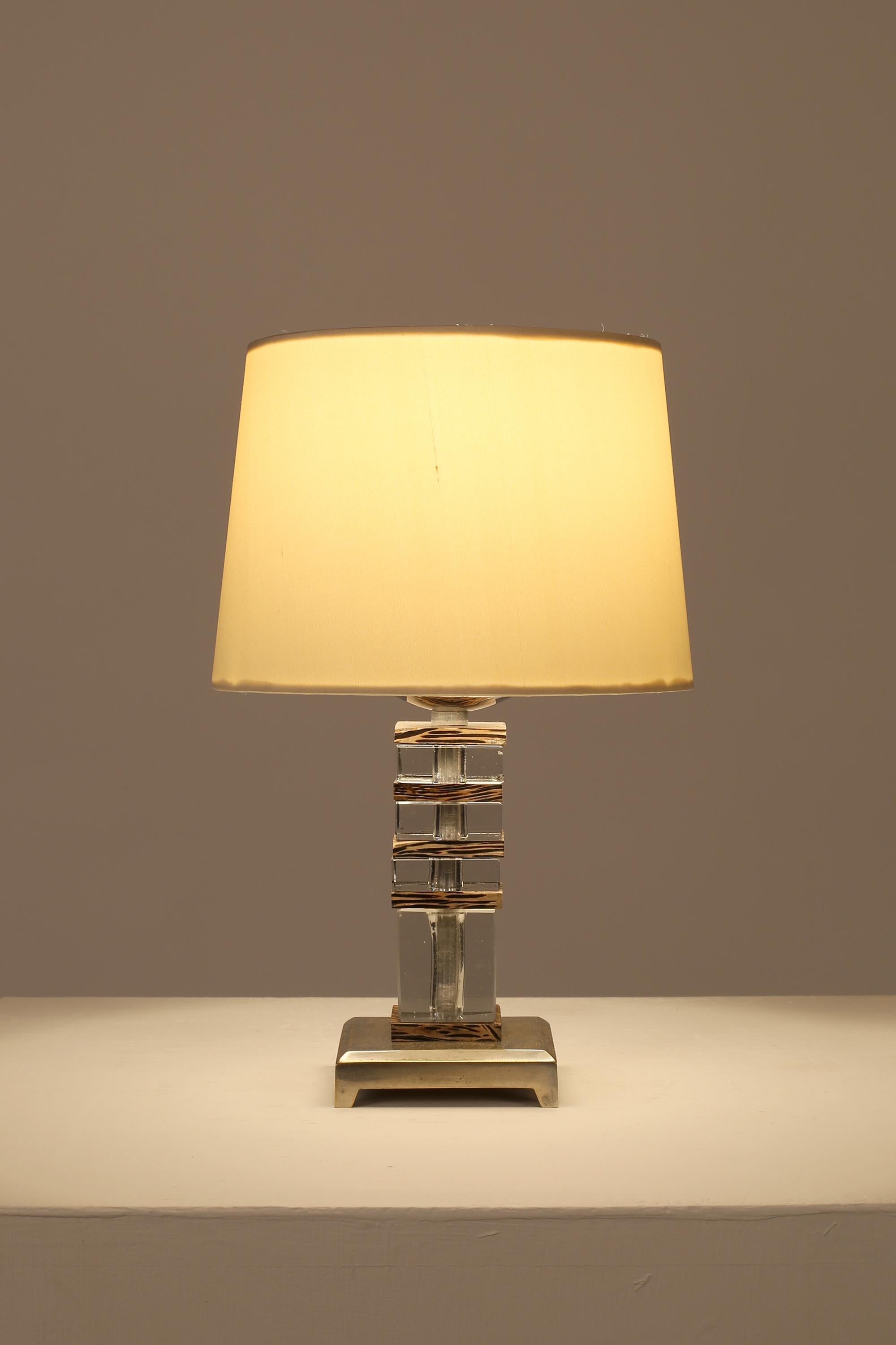 Français Lampe de table Art déco française des années 1930 en verre taillé, bois de palmier et bronze nickelé en vente