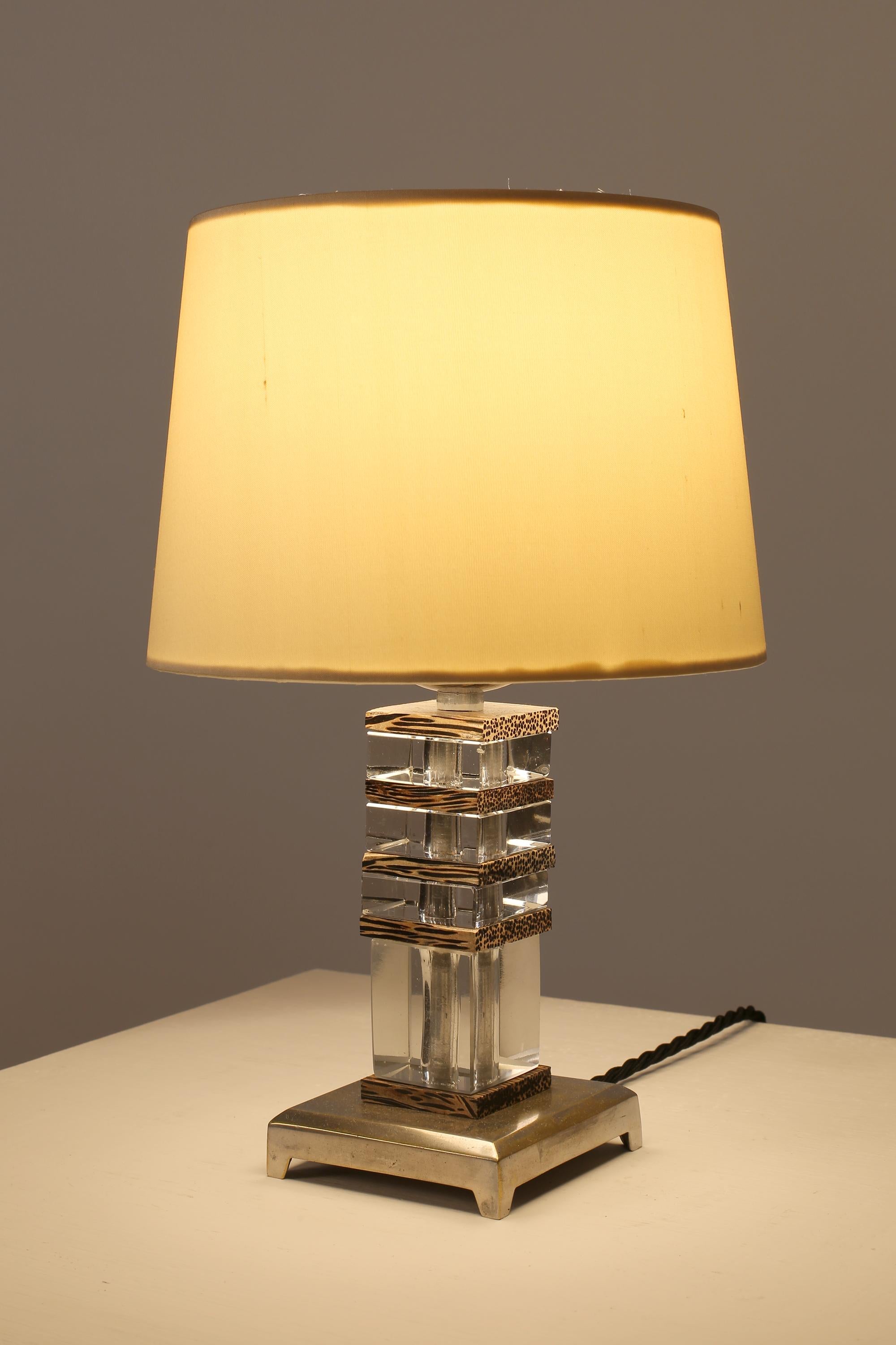 Plaqué Lampe de table Art déco française des années 1930 en verre taillé, bois de palmier et bronze nickelé en vente