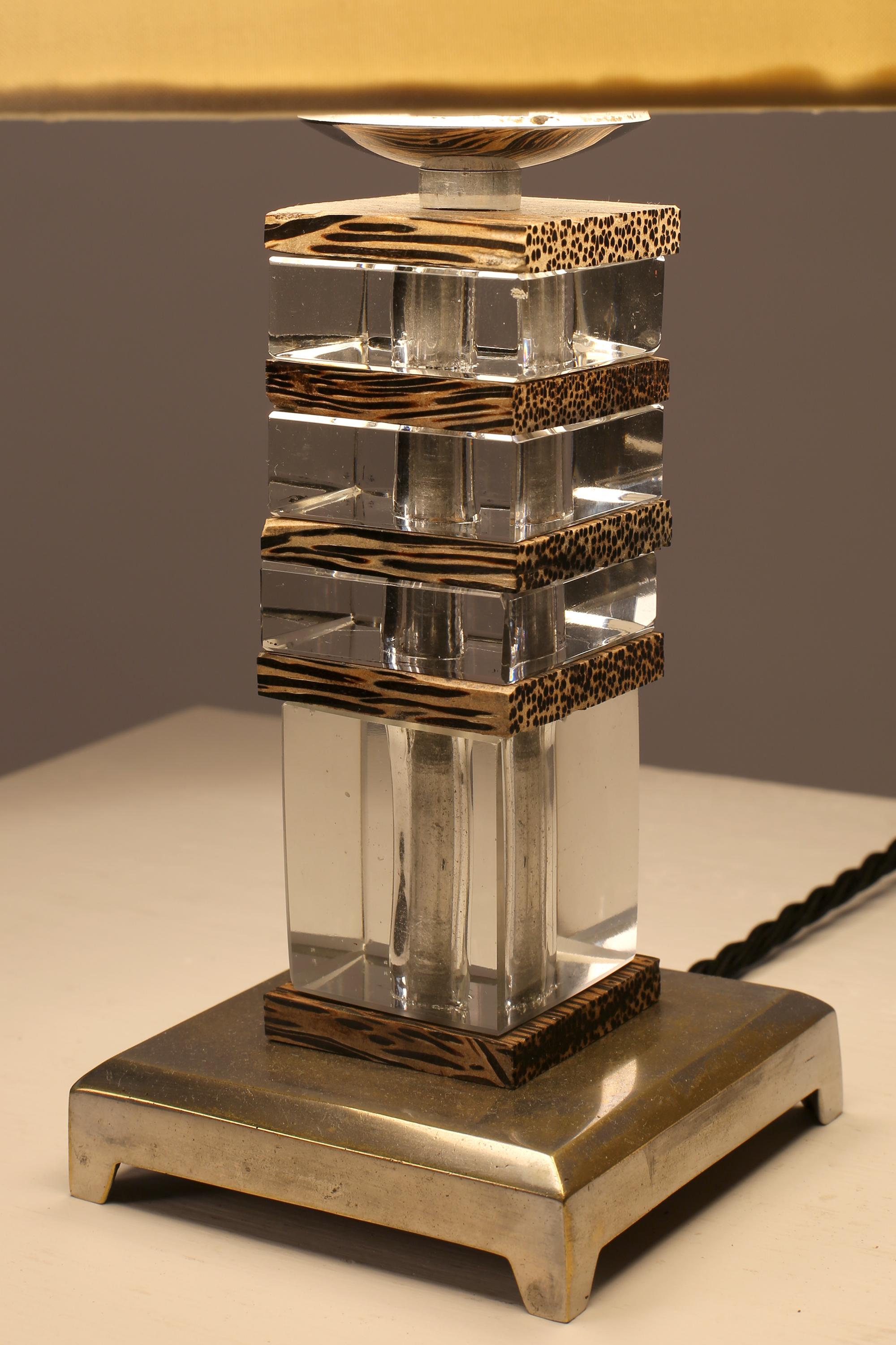 Lampe de table Art déco française des années 1930 en verre taillé, bois de palmier et bronze nickelé Bon état - En vente à London, GB