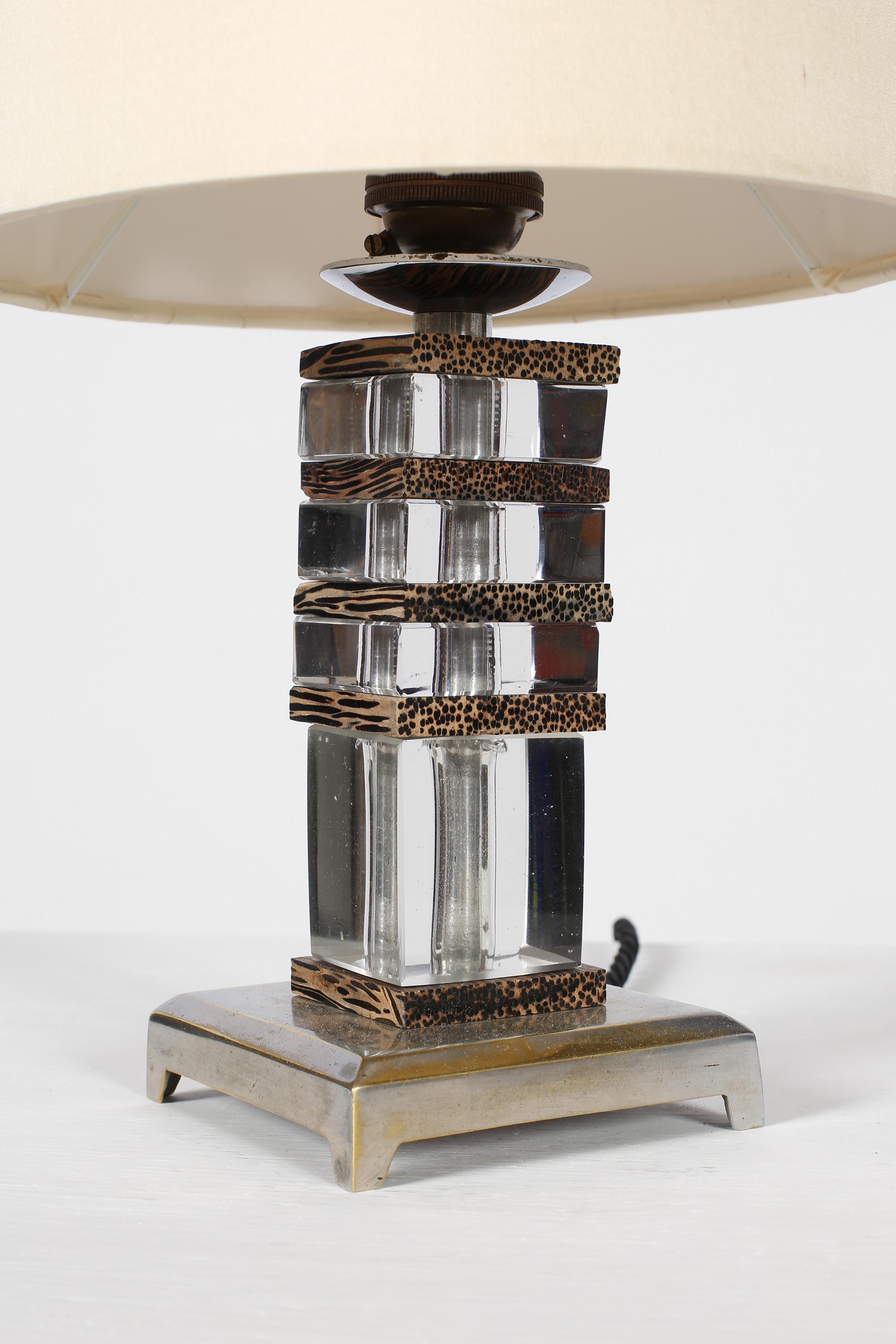 20ième siècle Lampe de table Art déco française des années 1930 en verre taillé, bois de palmier et bronze nickelé en vente