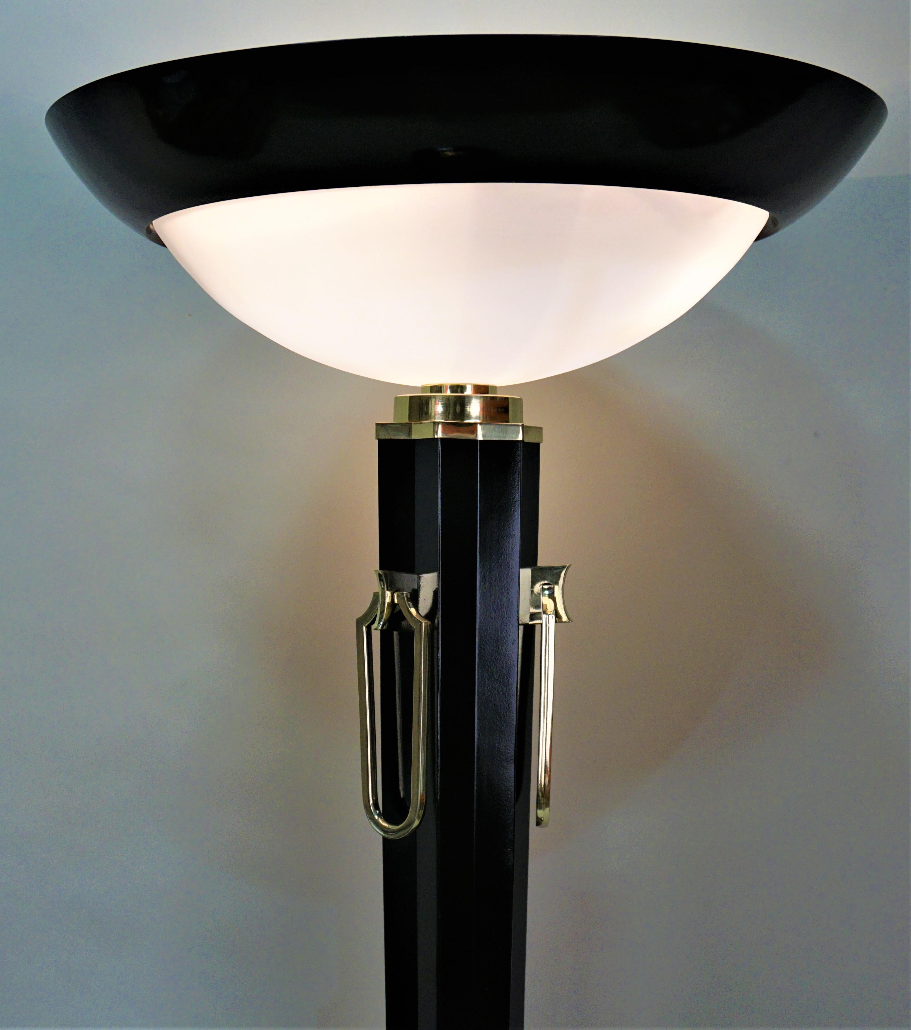 Schwarze Kombination aus polierter Bronze und lackierter Bronze Basis Art Deco Stehleuchte mit Frost Glasschirm. 
Diese beeindruckende große Fackel Stehleuchte misst 21::5