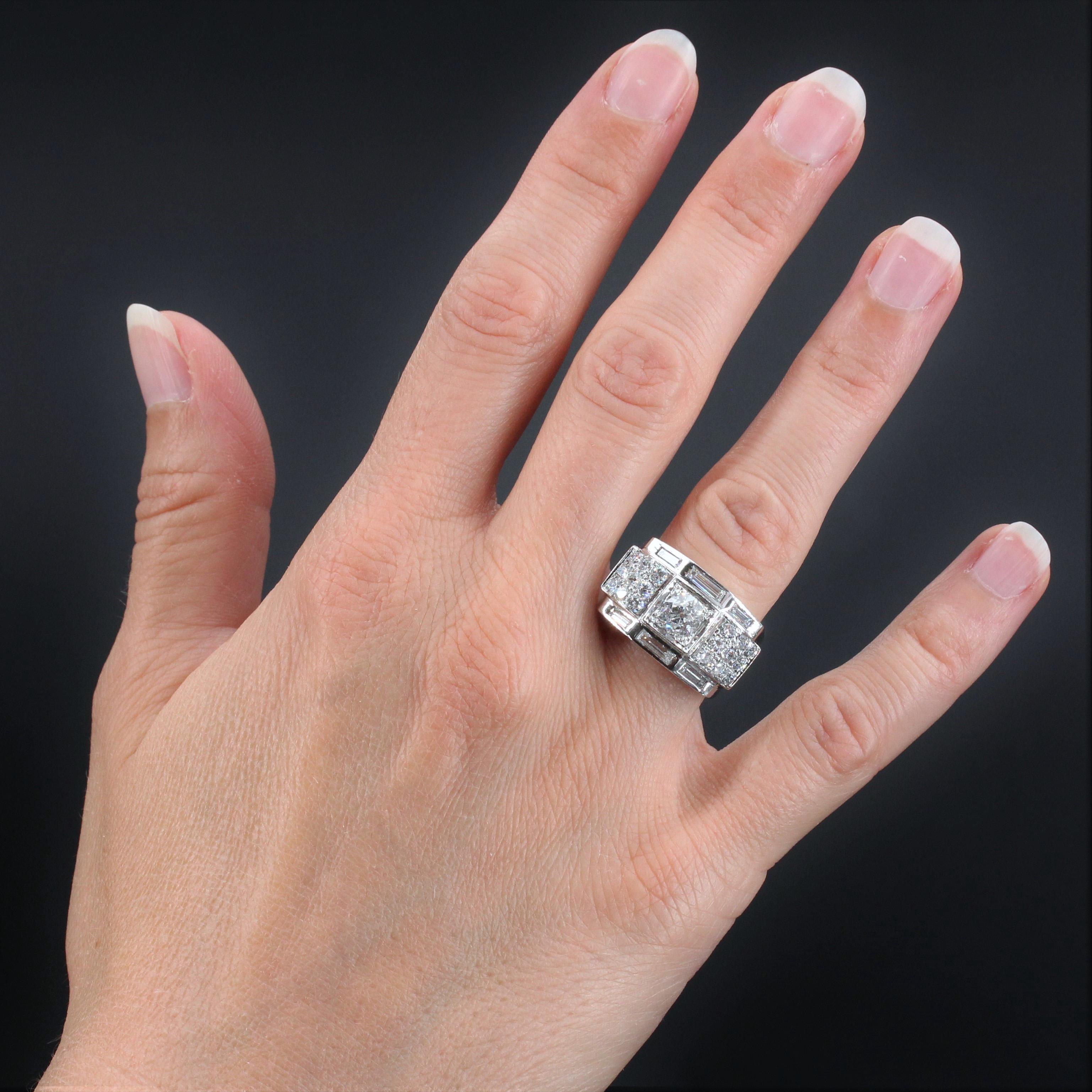 Ring in platinum, dog head hallmark, and 18 karat white gold, rhinoceros head hallmark.
Authentic Art Deco ring, it is adorned with diamonds on the whole of its setting: antique brilliant-cut diamonds in the center in a geometric setting,