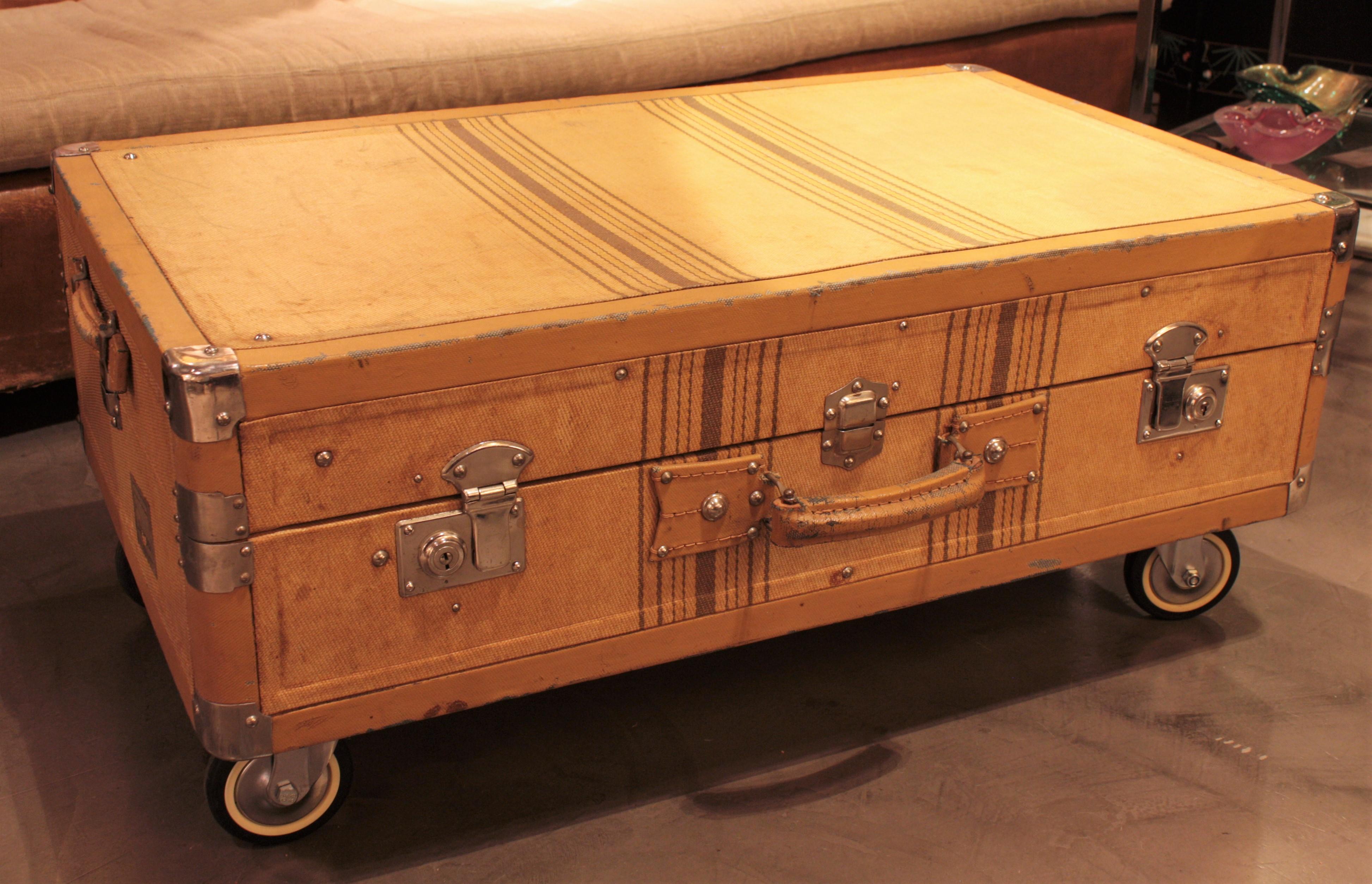 French Beige Striped Canvas Cabin Trunk as Coffee Table, 1930s For Sale 5