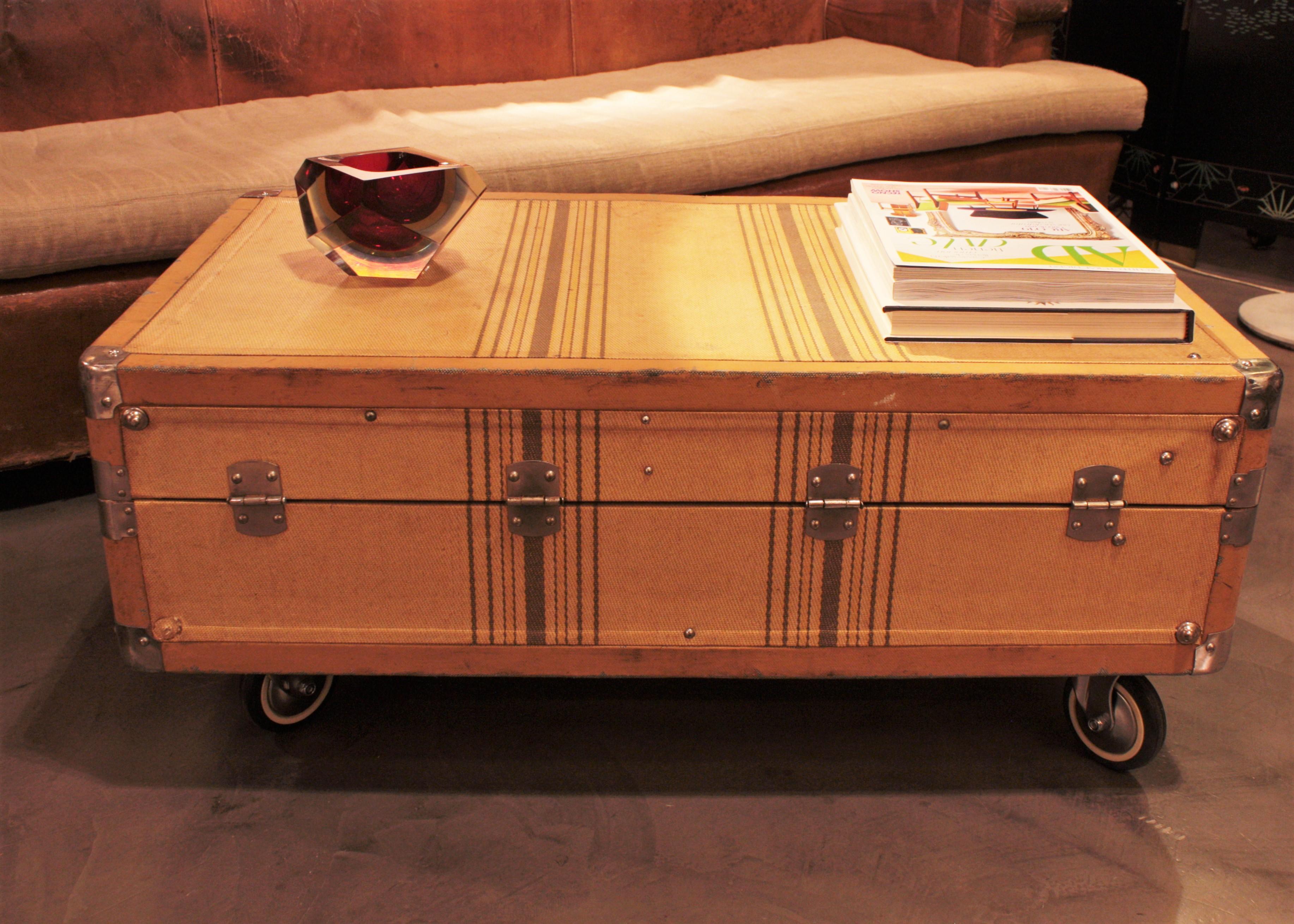 French Beige Striped Canvas Cabin Trunk as Coffee Table, 1930s In Good Condition For Sale In Barcelona, ES