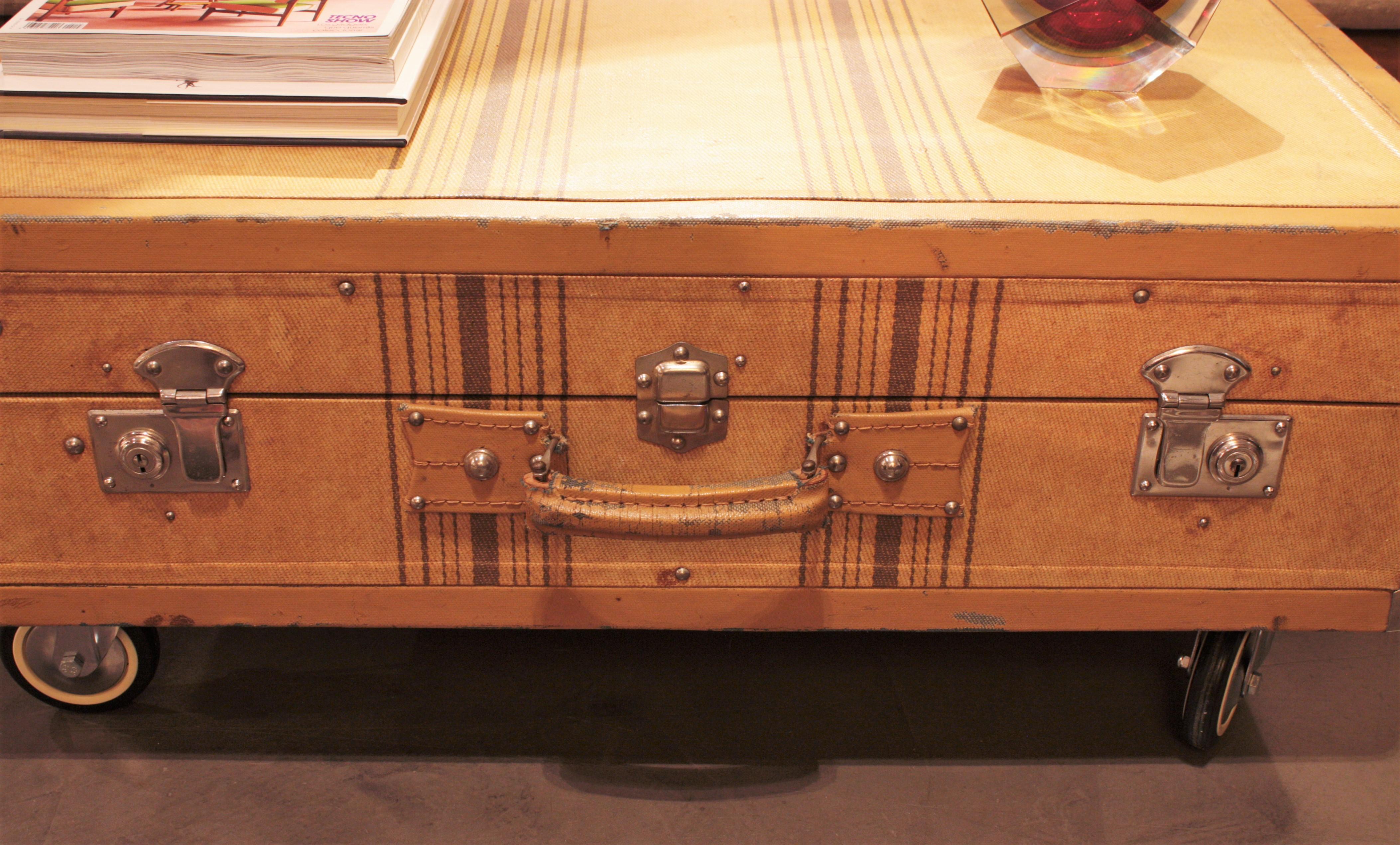 French Beige Striped Canvas Cabin Trunk as Coffee Table, 1930s For Sale 1