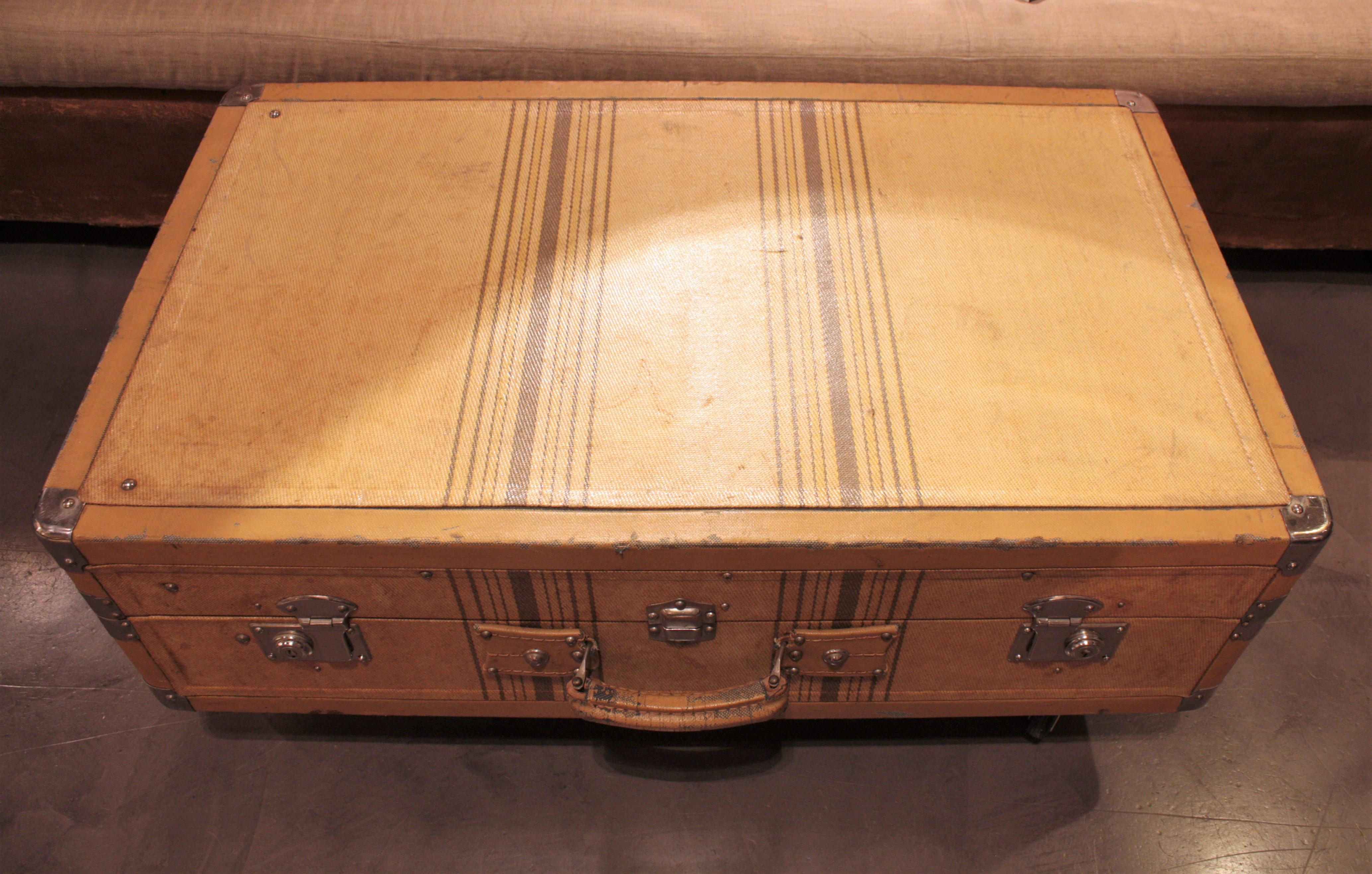 French Beige Striped Canvas Cabin Trunk as Coffee Table, 1930s For Sale 3