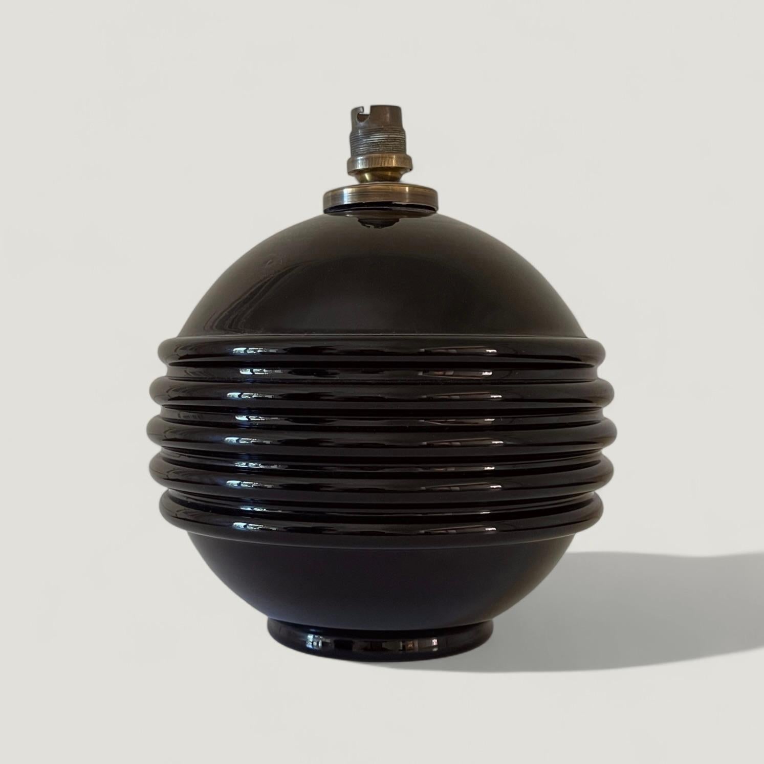 Art déco Lampe en opaline noire des années 1930 attribuée à Jacques Adnet en vente