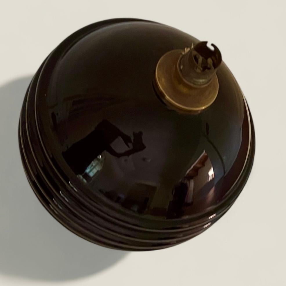 Français Lampe en opaline noire des années 1930 attribuée à Jacques Adnet en vente