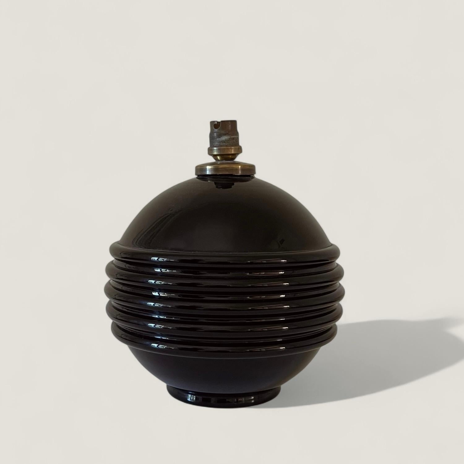 Milieu du XXe siècle Lampe en opaline noire des années 1930 attribuée à Jacques Adnet en vente
