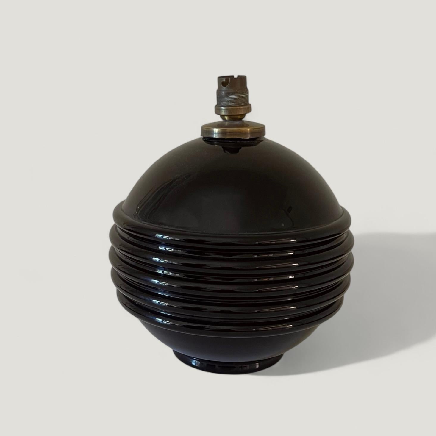 Lampe en opaline noire des années 1930 attribuée à Jacques Adnet en vente 1