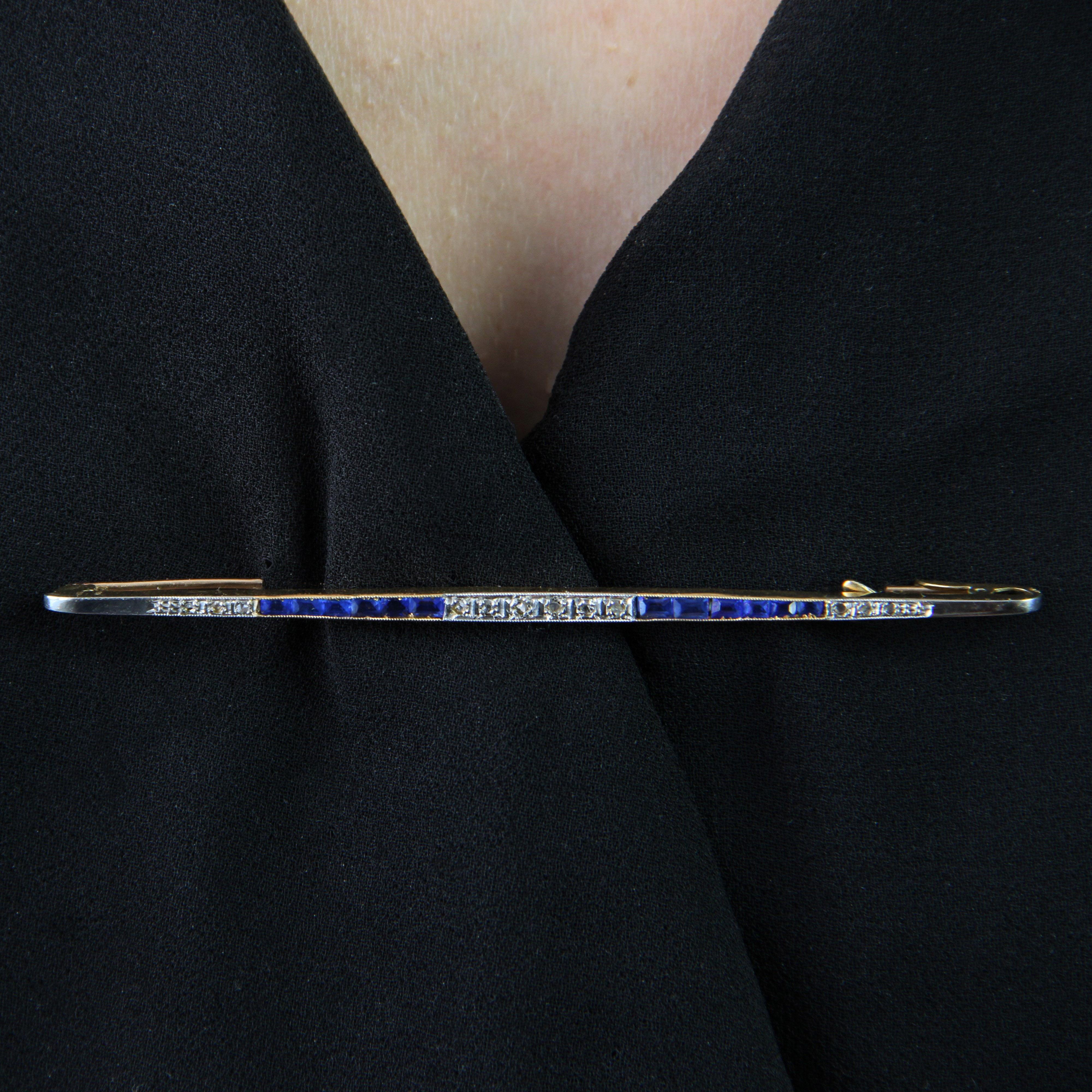 French 1930s Blue Gems Diamonds 18 Karat Yellow Gold Platinum Bar Brooch For Sale 3