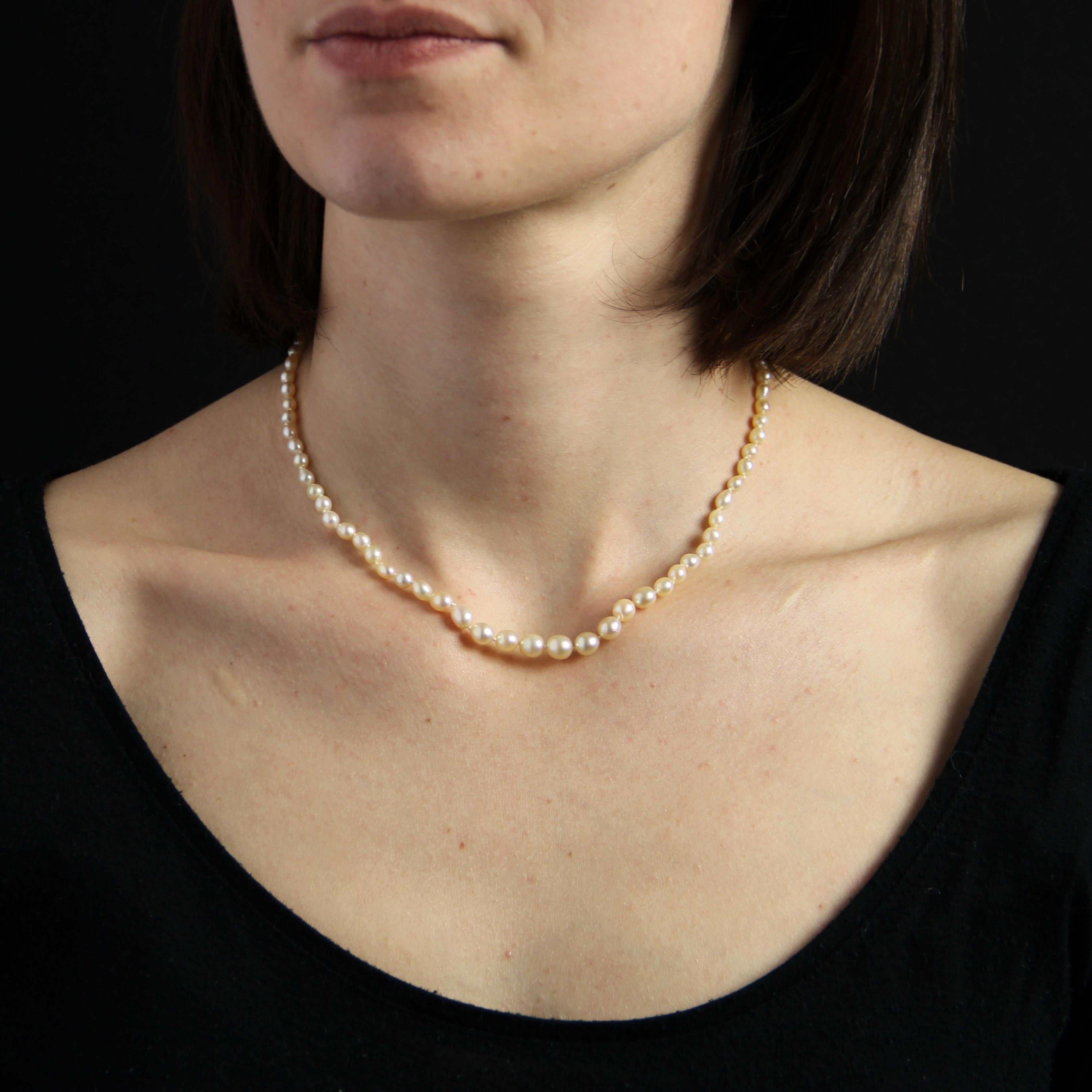 Halskette aus feinen Perlen in barocker Form aus cremeweißer orientalischer Perle. Die rechteckige Platinschließe ist oben mit einem antiken Diamanten im Kissenschliff verziert. Eine Sicherheitskette aus 18 Karat Weißgold mit Adlerkopfpunze ist