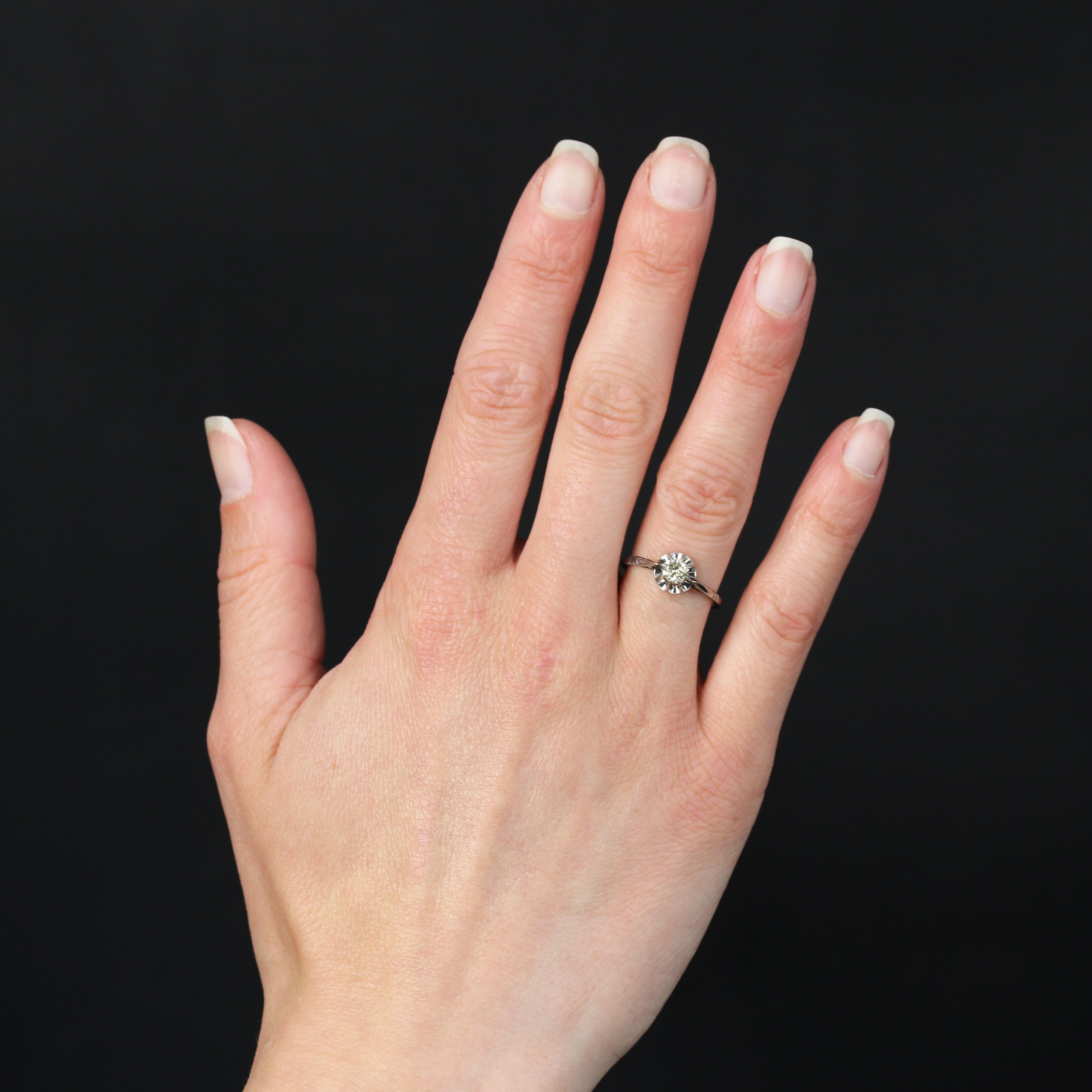 Ring in 18 karat white gold, eagle head hallmark and platinum, dog head hallmark.
This exquisite antique diamond solitaire is set with 8 claws and a champagne-colored brilliant-cut diamond in the center.
Weight of the diamond : 0,30 carat