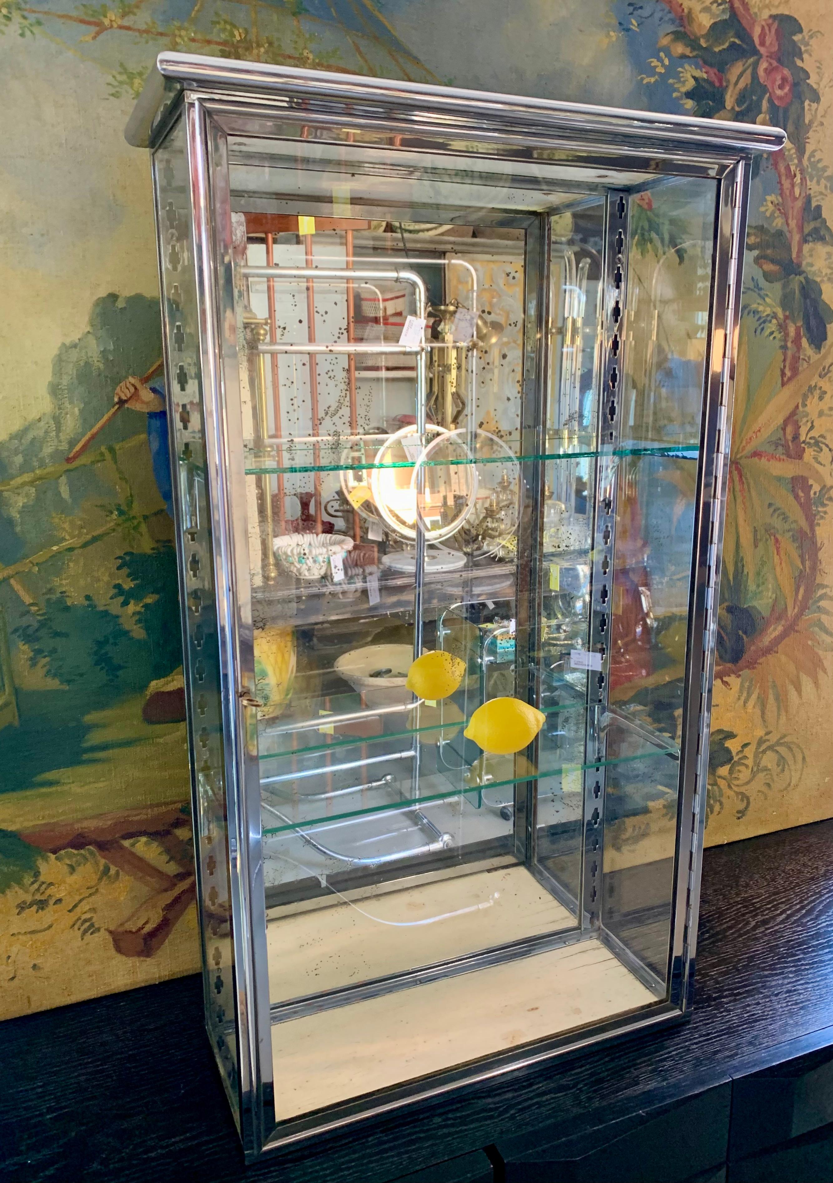 Très belle vitrine chromée des années 1930 avec deux étagères en verre réglables - patine magnifique. 