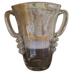 Französische Vase aus mundgeblasenem Klarglas aus den 1930er Jahren mit aufgesetzten Henkeln und ungewöhnlichem Design