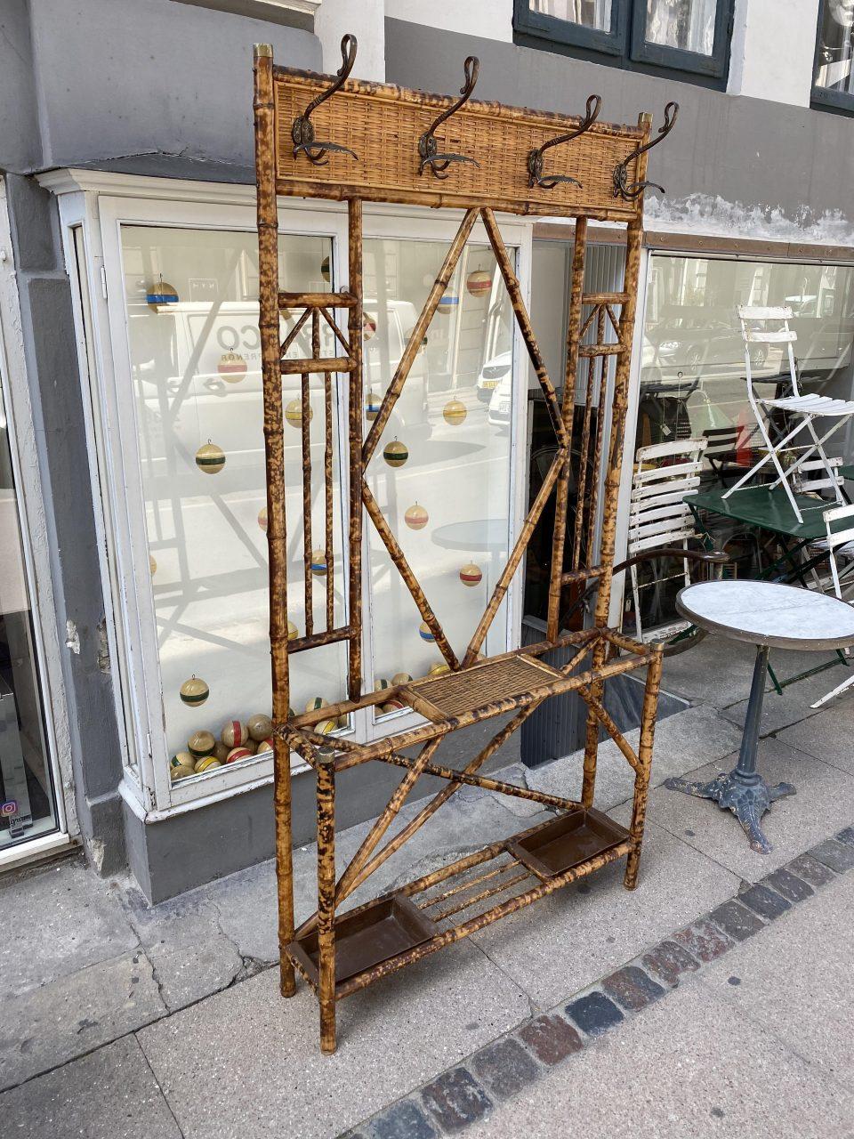 Elegant yet fun and eye-catching vintage French outwerwear stand, from circa 1930s in a lovely Art Deco style. Charmingly designed with painted bamboo rods and a built-in holder for umbrellas and shoes. In addition, 4 handsome metal hooks for