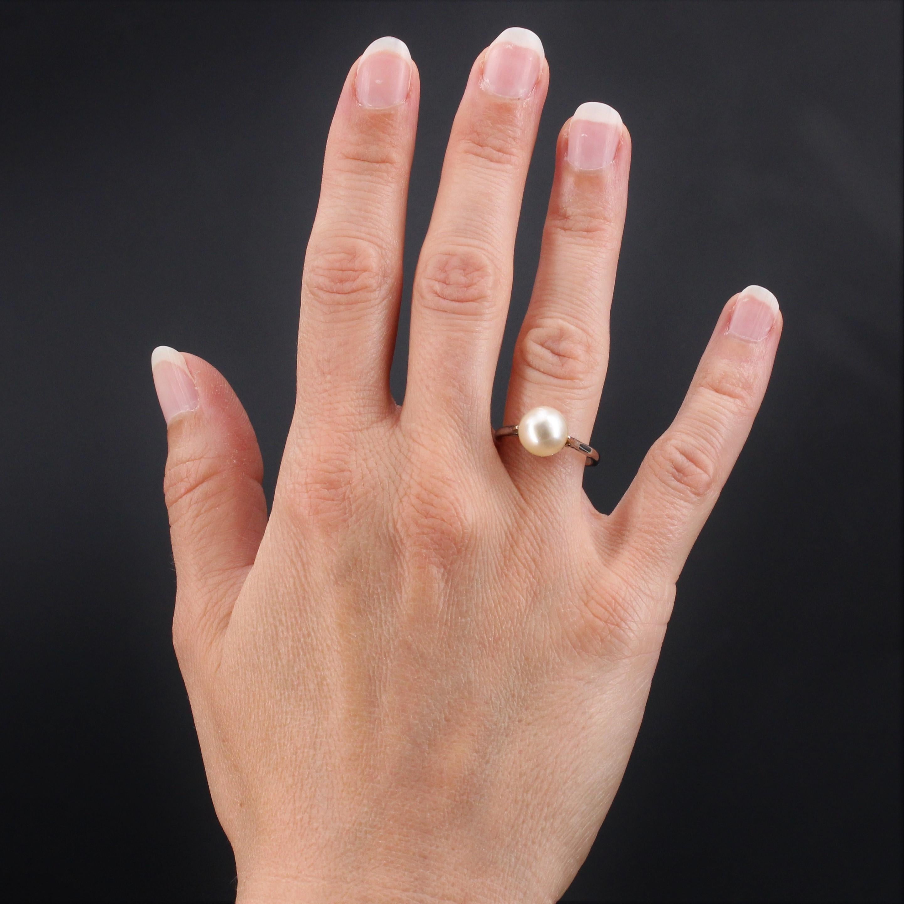 Ring aus 18 Karat Weißgold, Adlerkopfpunze.
Eleganter antiker Solitärring, verziert mit einer perlweißen Zuchtperle, die von einer kleinen durchbrochenen Goldkrone getragen wird. Der Ring ist innen nummeriert: 230 auf der einen und 68 auf der