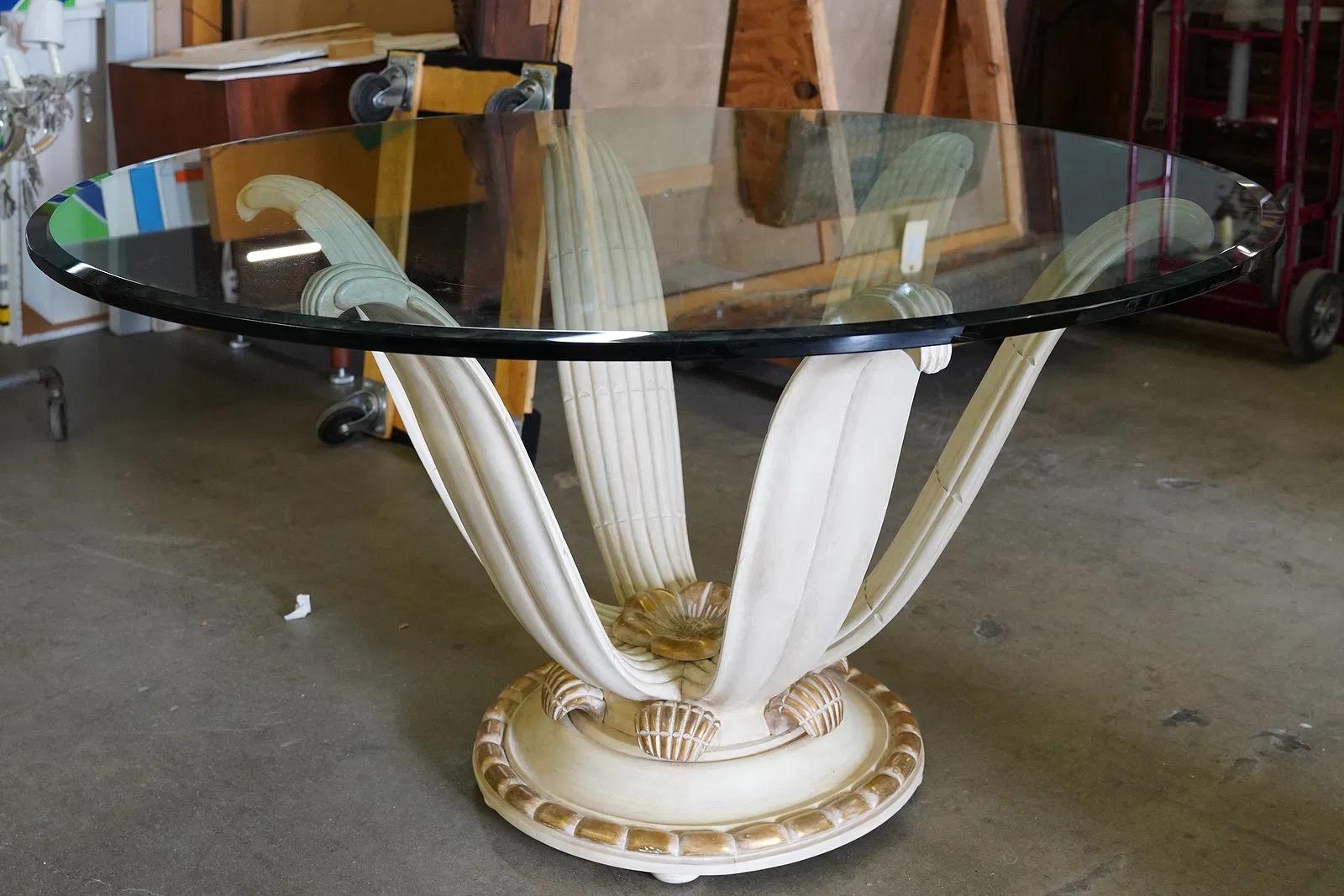 Mesa de comedor o centro de mesa francesa Art Decó con pedestal de flor de loto de los años 30, en acabado pintado original. Esta es la inspiración del diseño original de la mundialmente famosa mesa de comedor con pedestal de cristal de Lalique. La