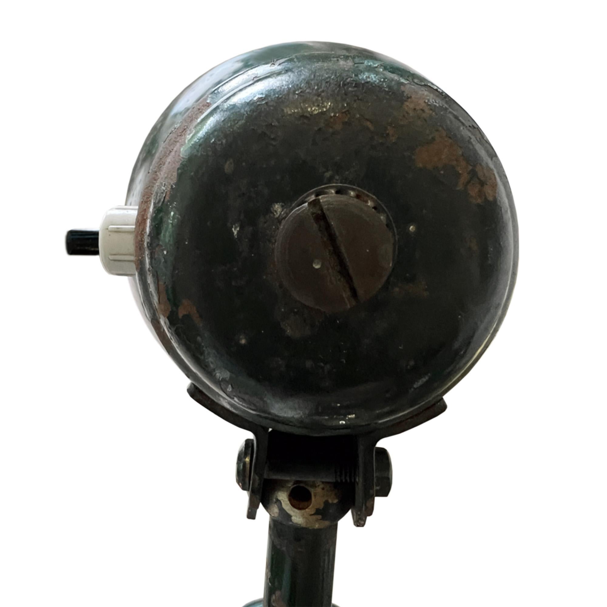 Lámpara de escritorio francesa de los años 30 con pintura verde original Industrial en venta