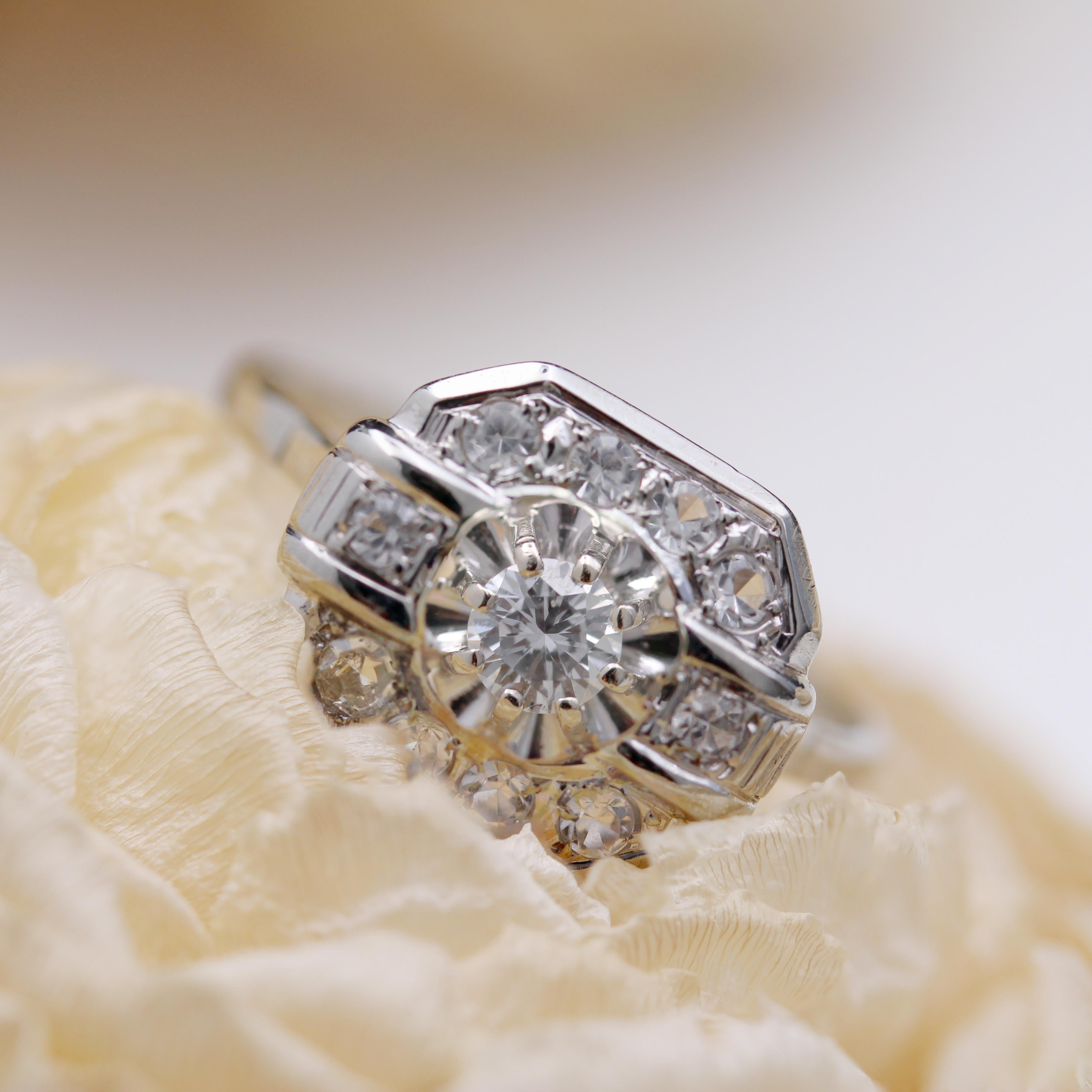 French 1930s Diamonds 18 Karat White Gold Art Deco Ring In Good Condition For Sale In Poitiers, FR