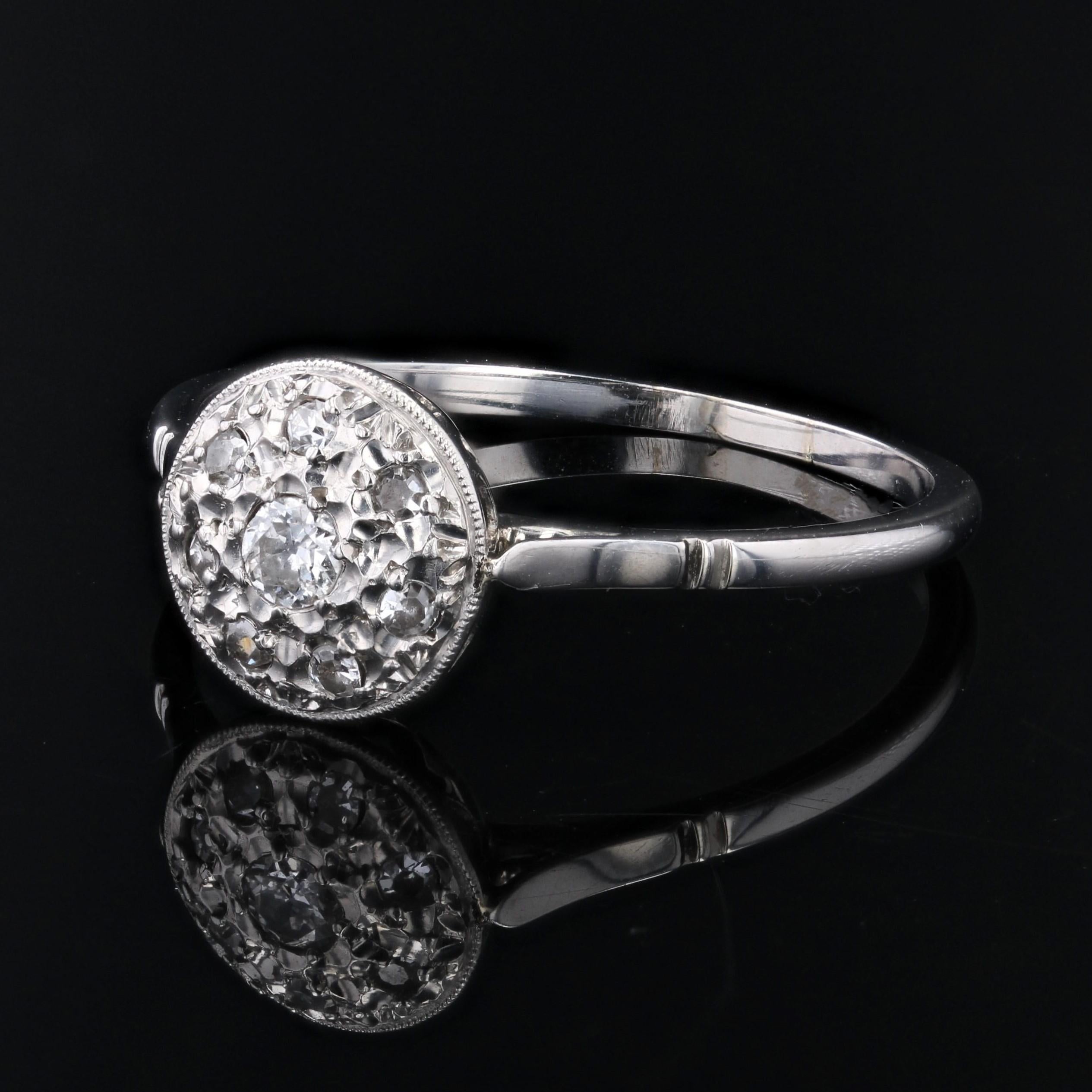French 1930s Diamonds Pavement 18 karat White Gold Platinum Round Shape Ring In Good Condition For Sale In Poitiers, FR