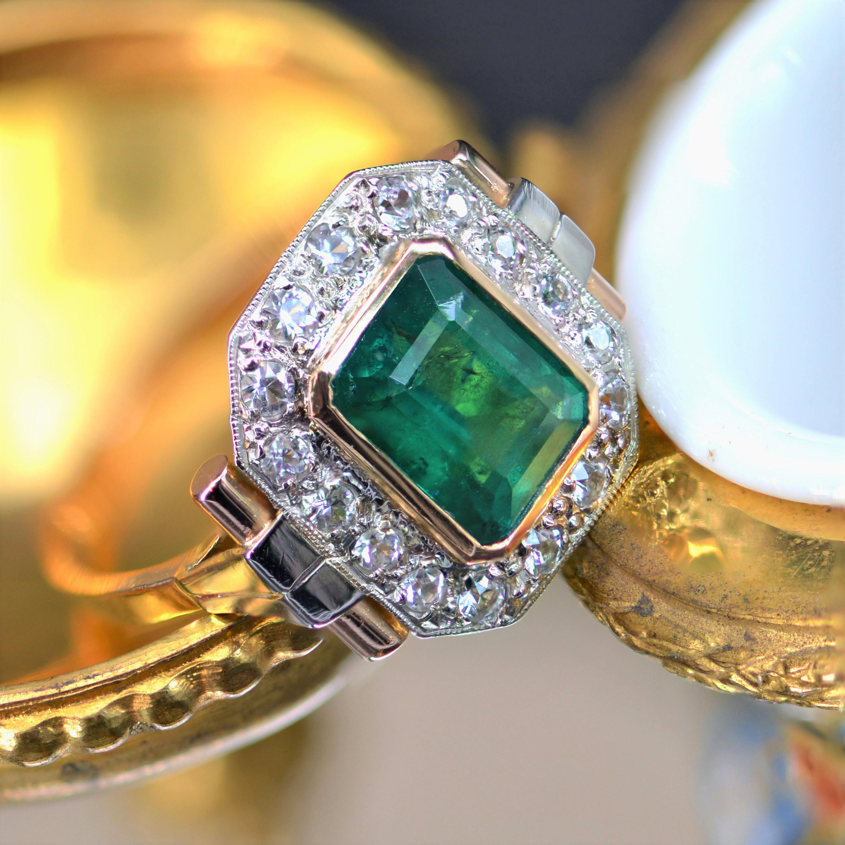 French 1930s Emerald Diamonds 18 Karat Yellow Gold Art Deco Ring 5